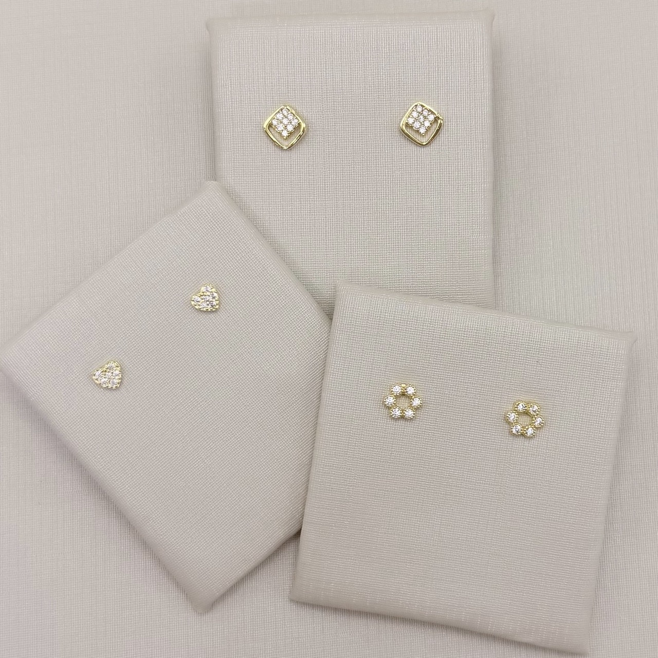 07.2825.1.O - Brinco silhueta losango liso com cantos arredondados e losango interno menor cravejado.