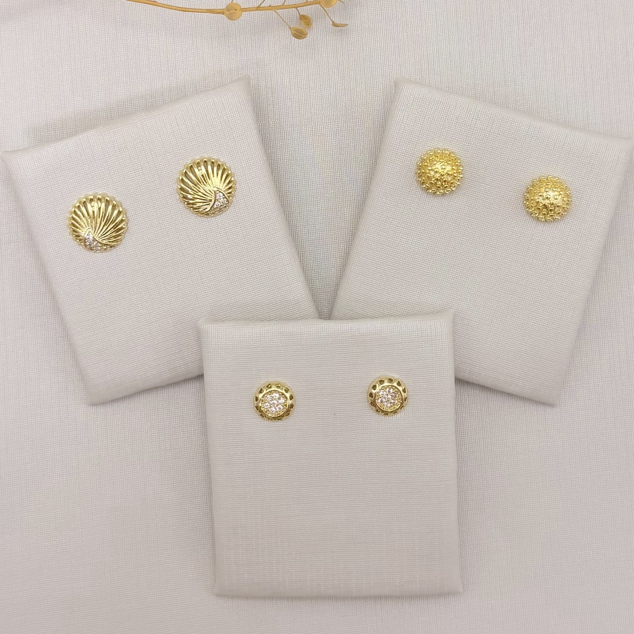 07.2826.1.O - Brinco redondo concha abstrata com detalhes vazados e desenho de mini onda cravejada.