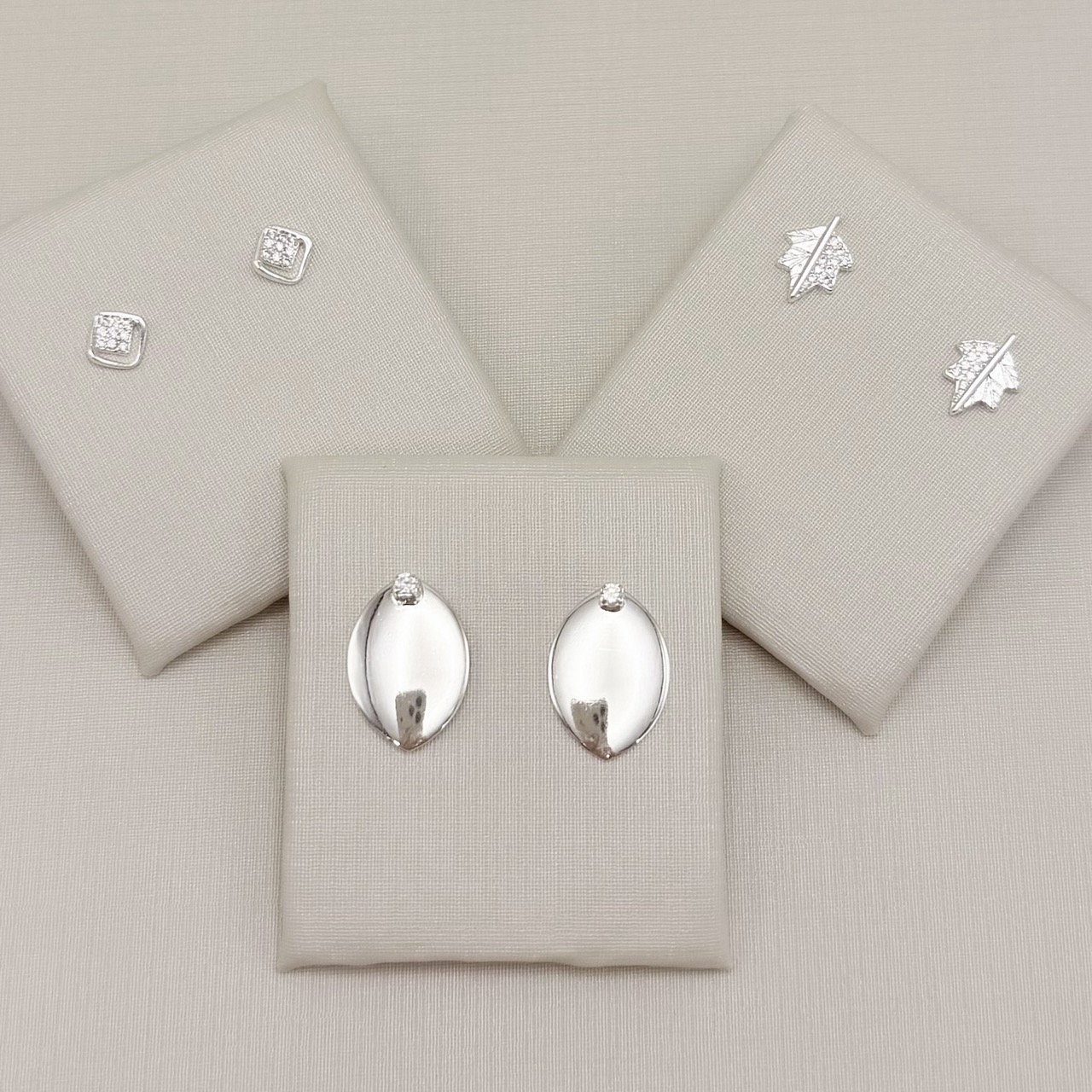 07.2829.1.S - Brinco folha com cinco pontas, metade cravejada e metade lisa.