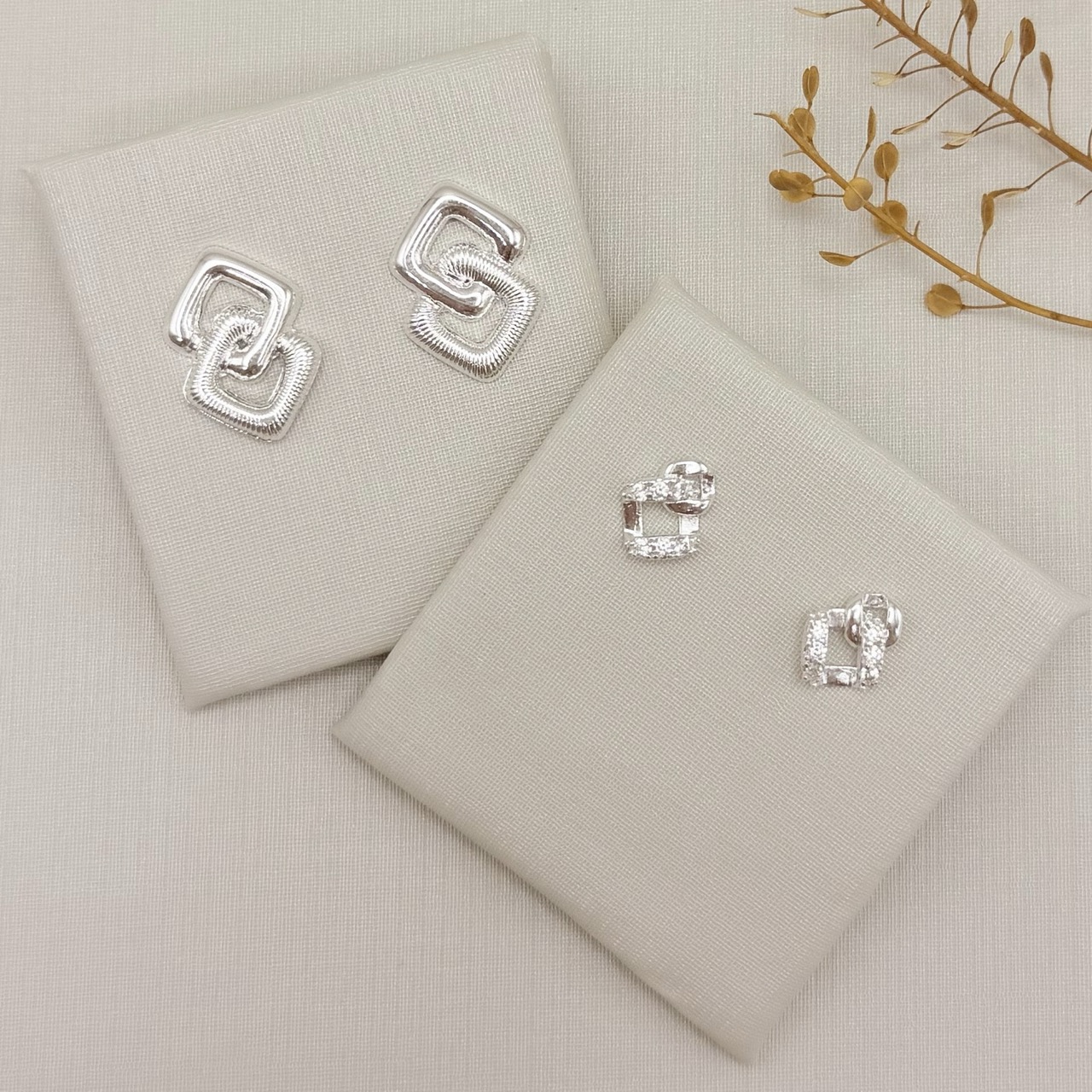 07.2830.1.S - Brinco dois elos, pequeno em cima e médio embaixo, cravejados.