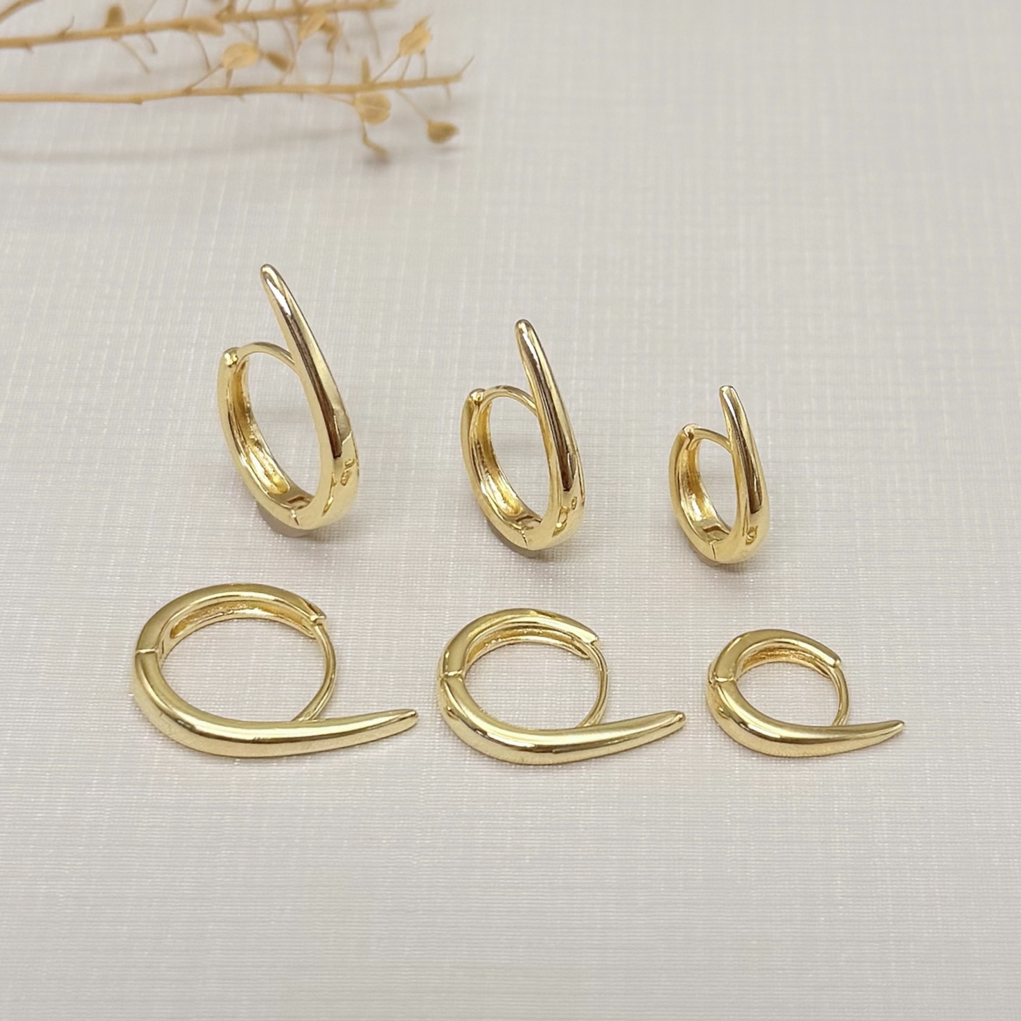 05.3086.0.O - Argola lisa com acabamento de ponta para cima, cobre rasgo de orelha, maior de três.