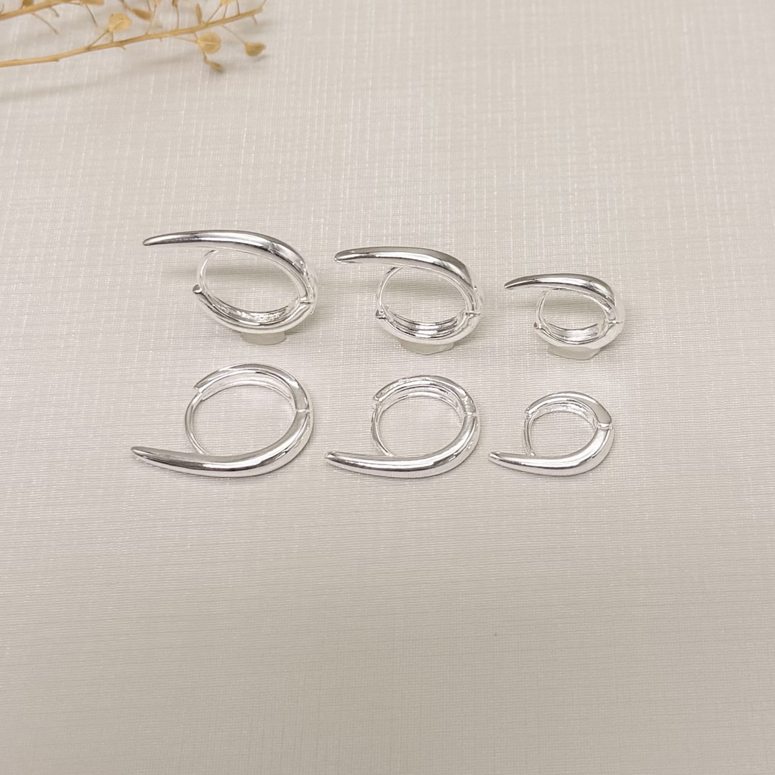 05.3086.0.S - Argola lisa com acabamento de ponta para cima, cobre rasgo de orelha, maior de três.