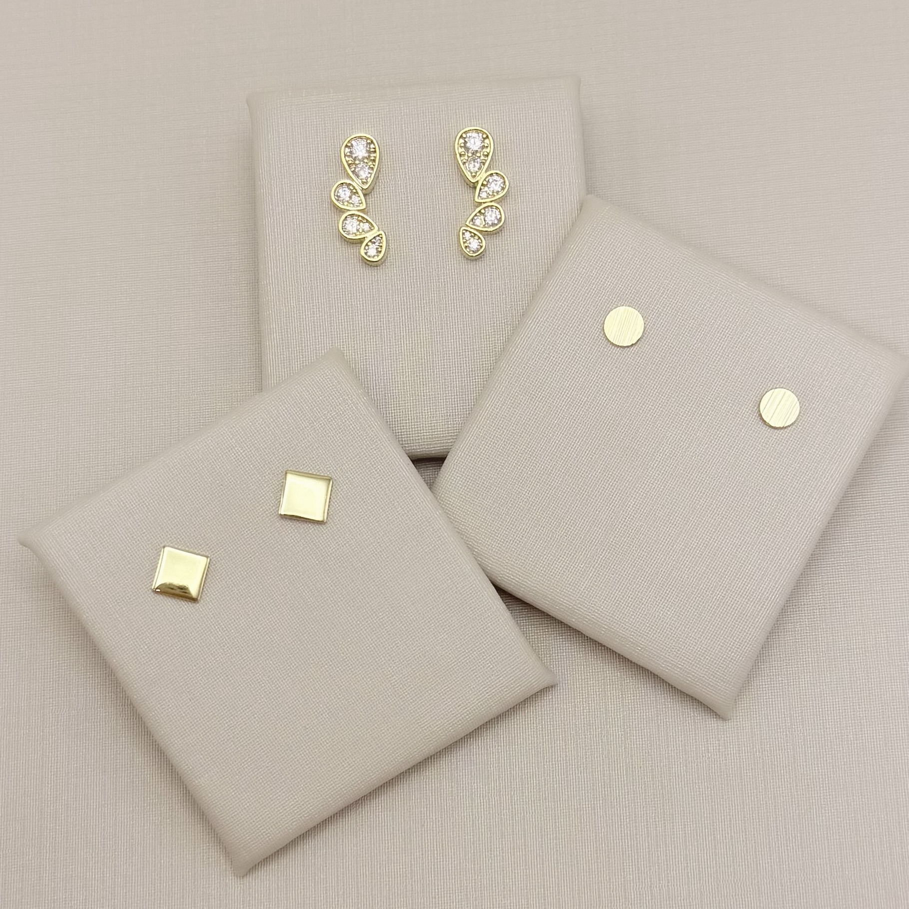 07.2837.1.O - Brinco ear-cuff médio com quatro gotas cravejadas.