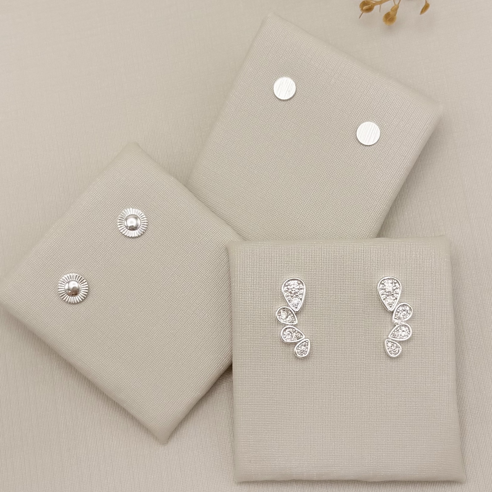 07.2837.1.S - Brinco ear-cuff médio com quatro gotas cravejadas.