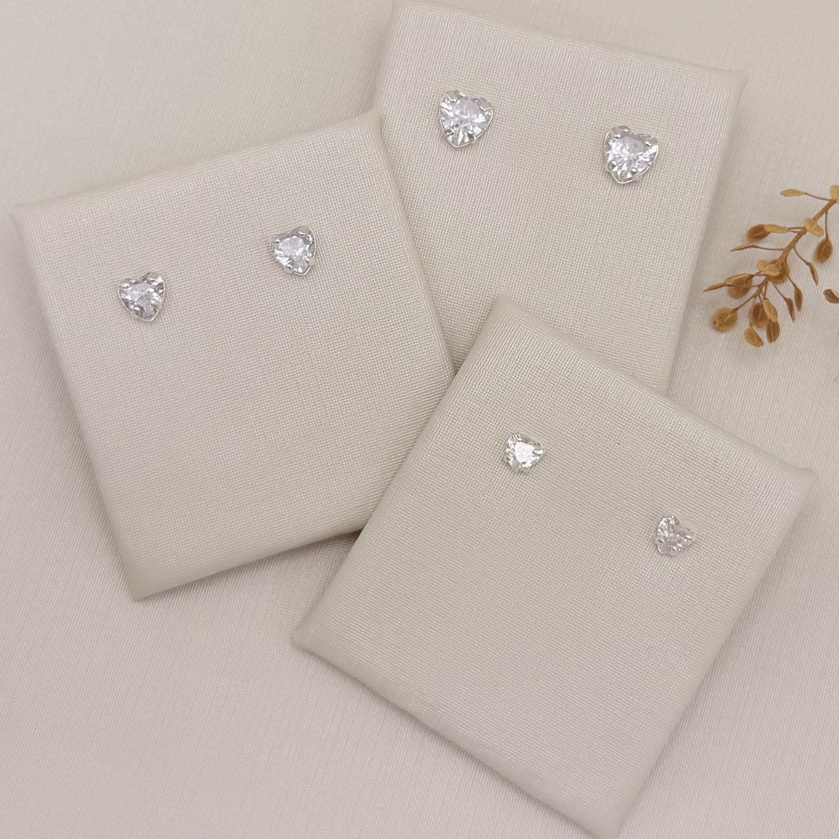 07.2835.1.S - Brinco de zircônia em formato de coração 5,6mm