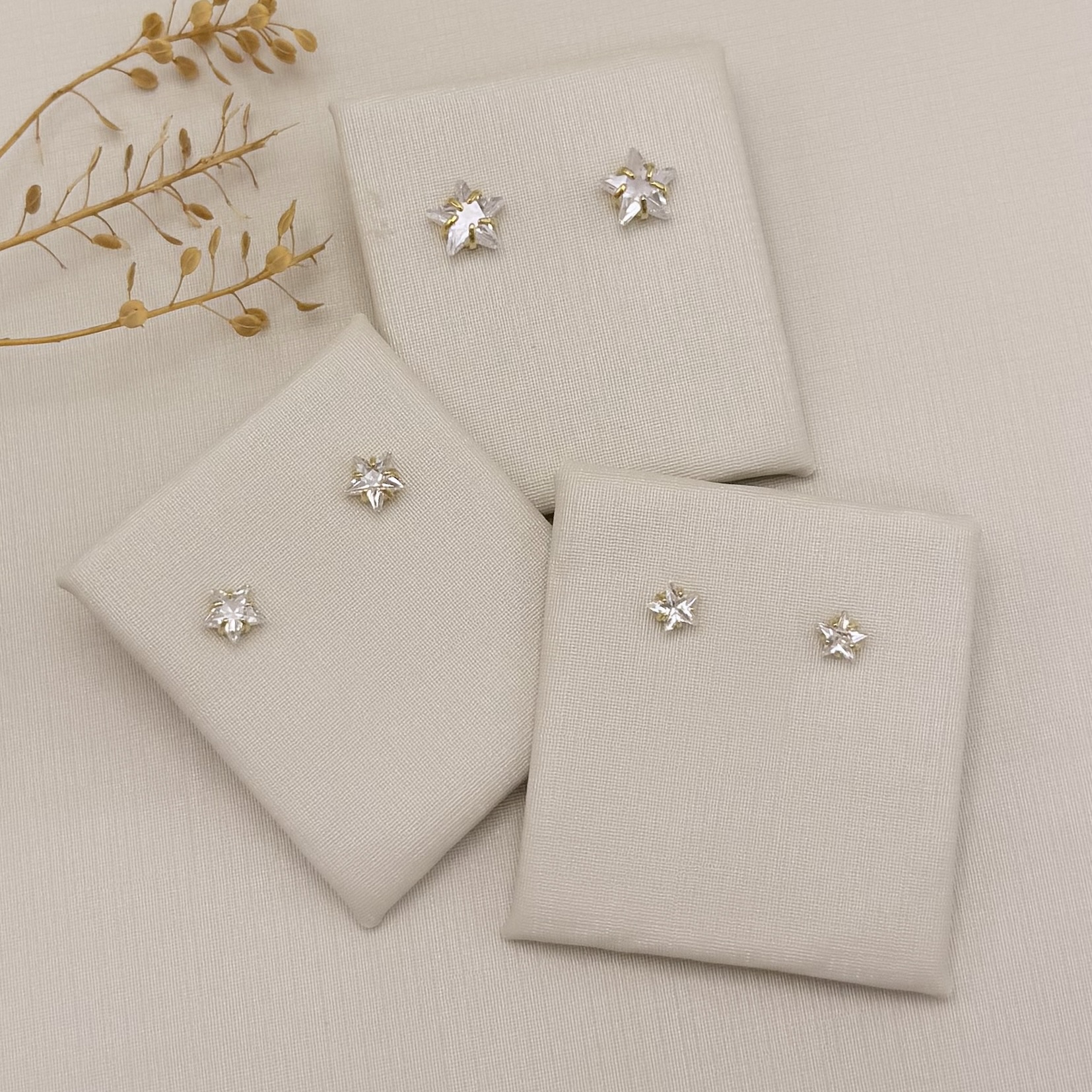 07.2833.1.O - Brinco de zircônia em formato de estrela 8mm