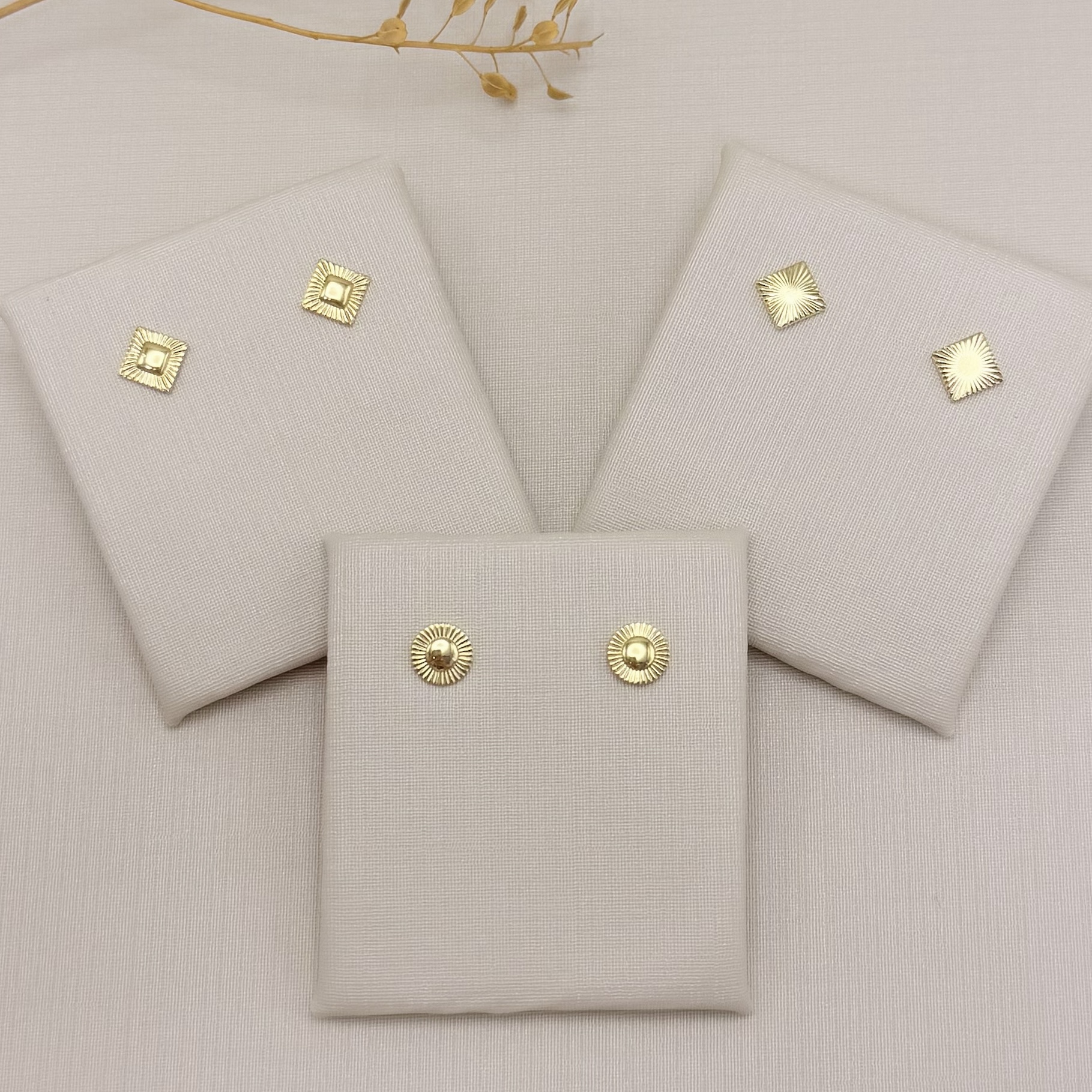 07.2838.0.O - Brinco redondo, centro liso e borda diamantada, margarida.