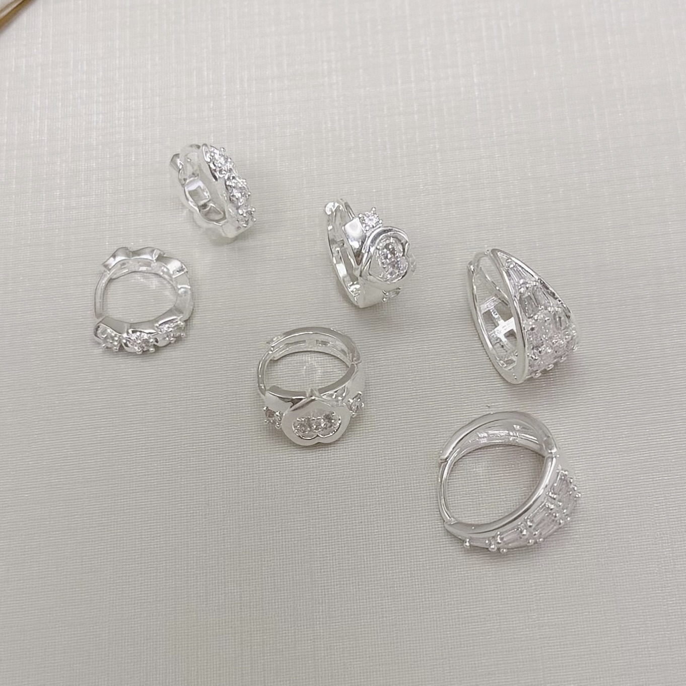 05.3088.1.S - Argola de três elos com uma zircônia em cada elo.