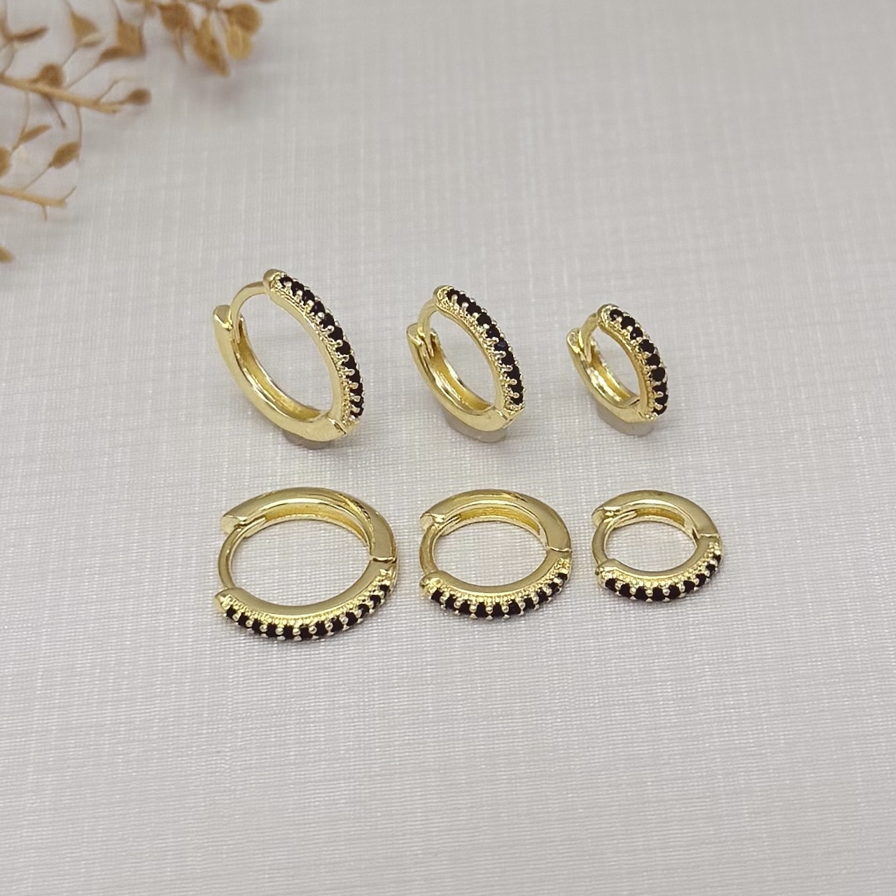 05.3093.2.O - Argola uma fileira de zircônia, cravação pontilhadinha na lateral e acabamento liso, maior de três.