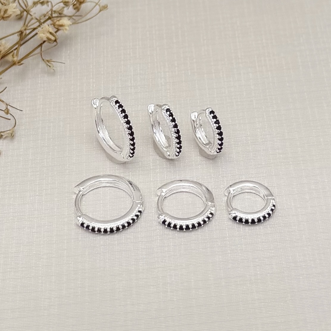 05.3093.2.S - Argola uma fileira de zircônia, cravação pontilhadinha na lateral e acabamento liso, maior de três.