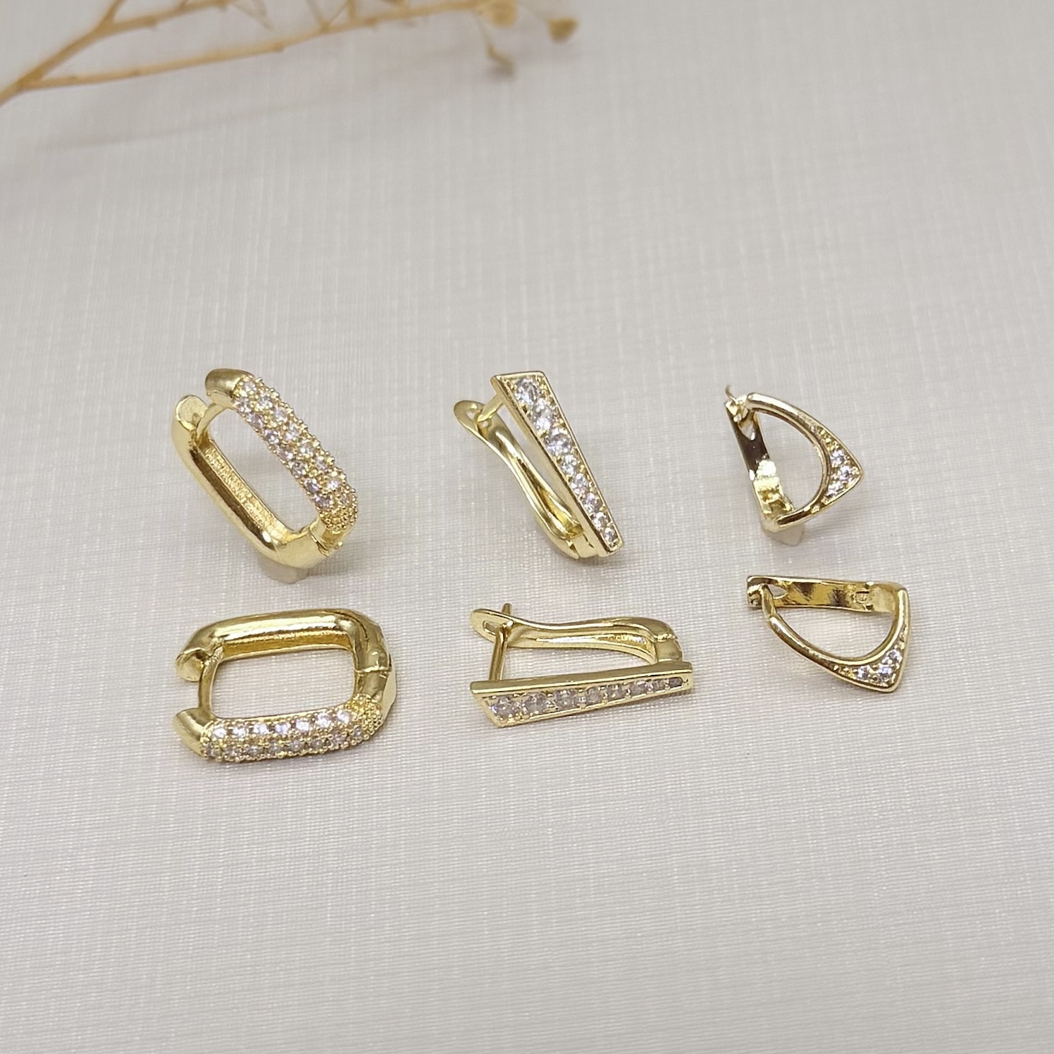 05.3094.1.O - Argola retangular cravejada, de tubo redondo.