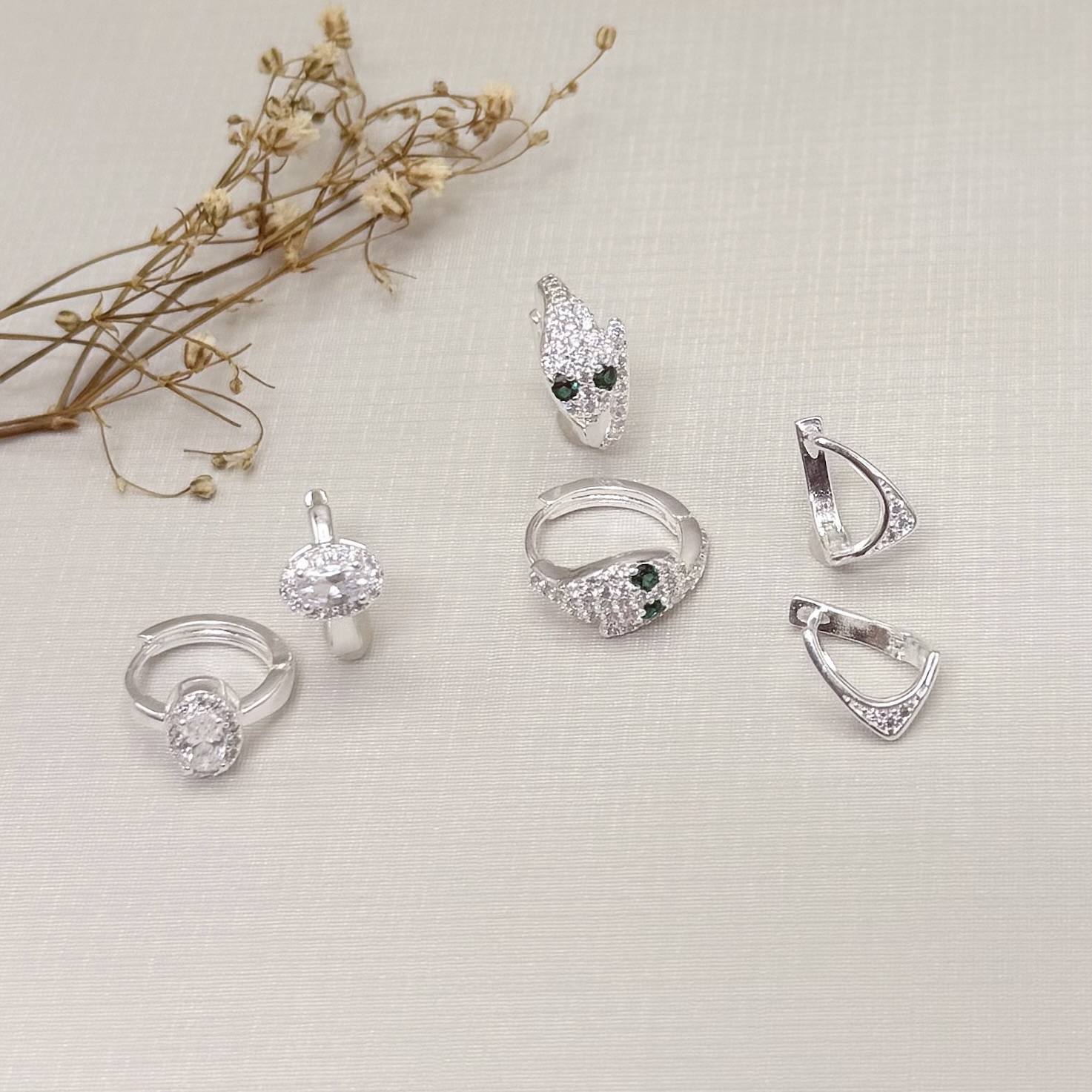 05.3096.1.S - Argola desenho boomerang com cravação no bico.