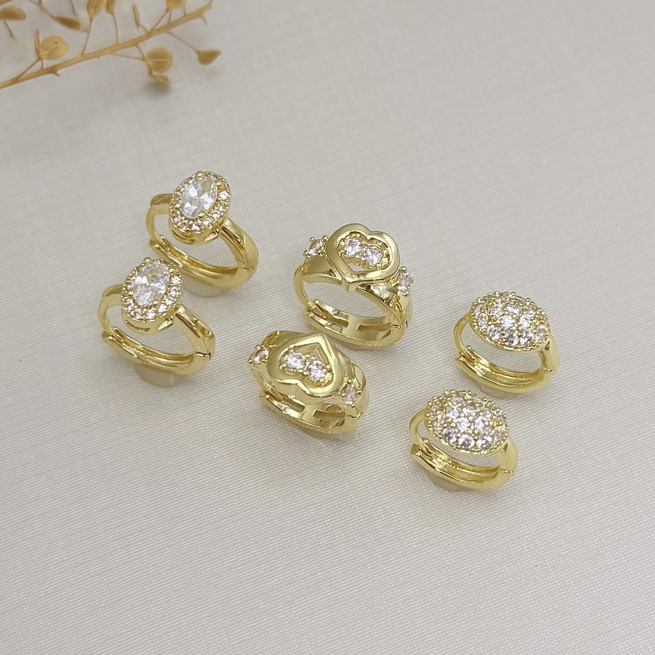 05.3099.1.O - Argola zircônia oval na horizontal com borda cravejada, aro da argola liso.