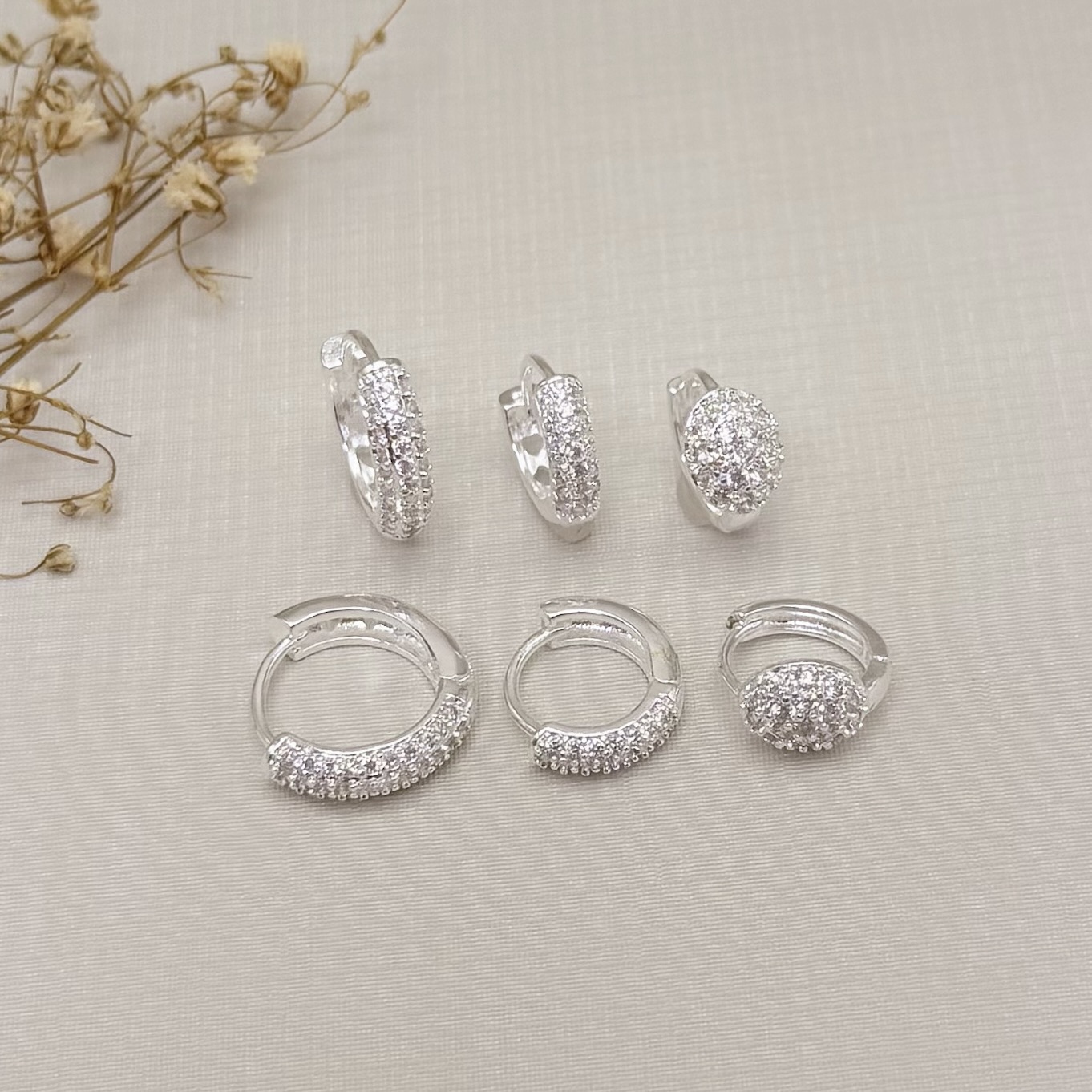 05.3100.1.S - Argola clássica cravejada acabamento côncavo 12mm, menor de duas.