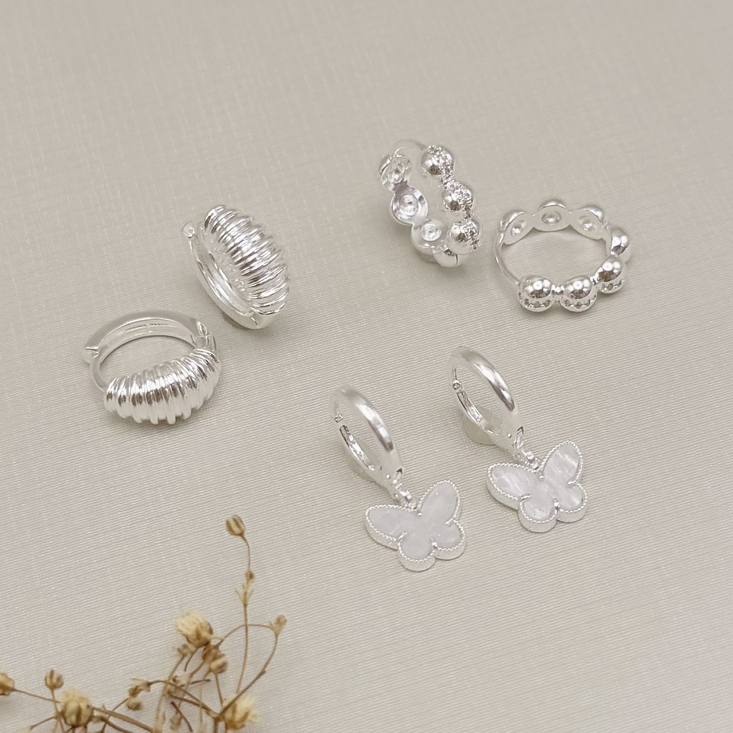 05.3103.15.S - Argola de mola com pingente de borboleta em madrepérola.