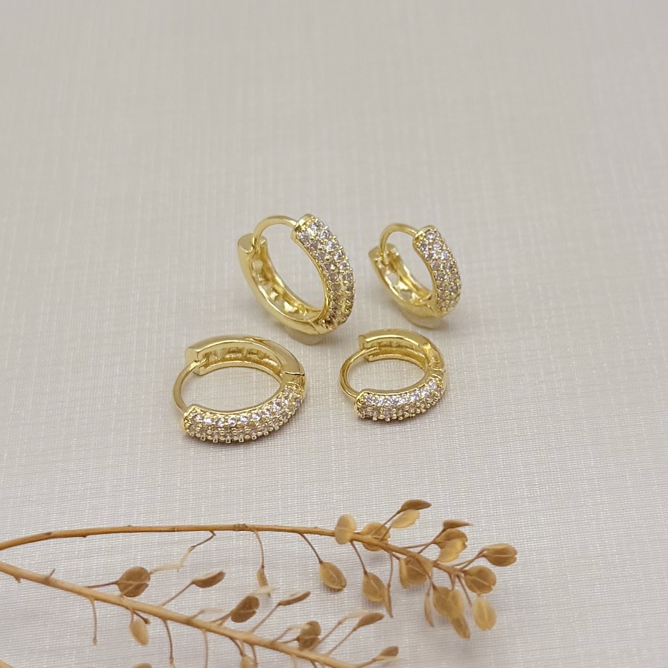 05.3101.1.O - Argola clássica cravejada acabamento côncavo 16mm, maior de duas.