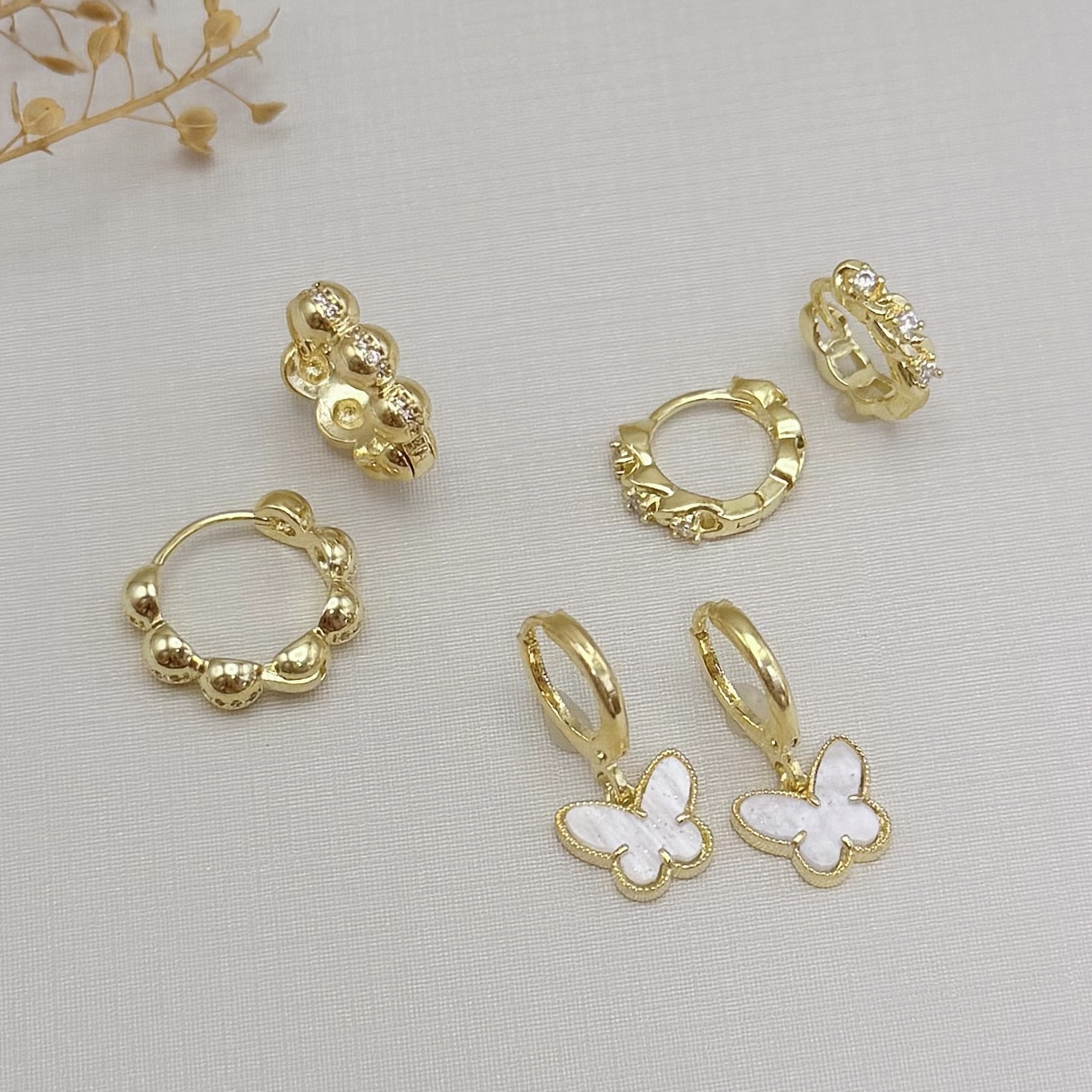 05.3105.1.O - Argola de sete bolas lisas no total com uma fileira de zircônia passando no meio.