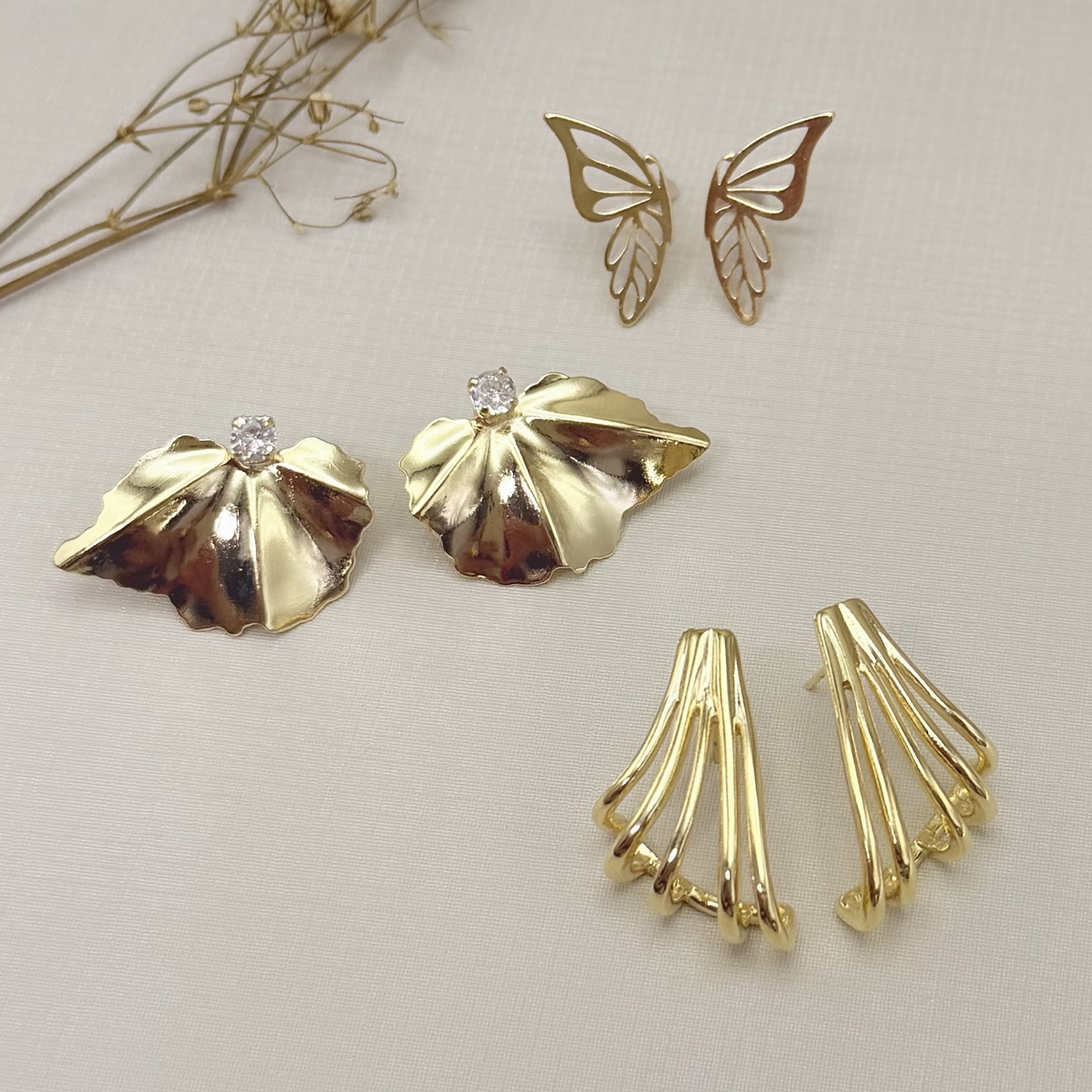 06.1315.0.O - Brinco leque de cinco fios lisos em tamanhos do maior para o menor.