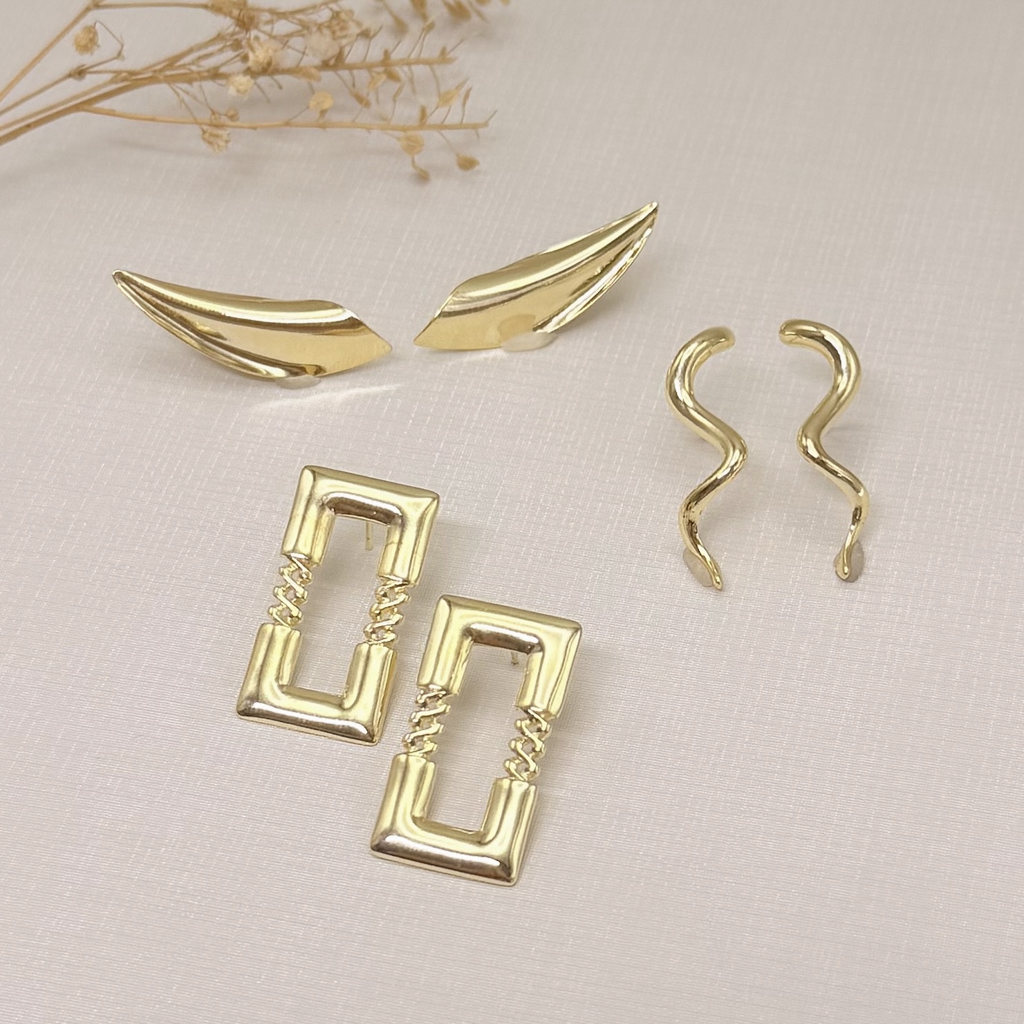 06.1320.0.O - Ear-cuff asa lisa com desenho curvado.