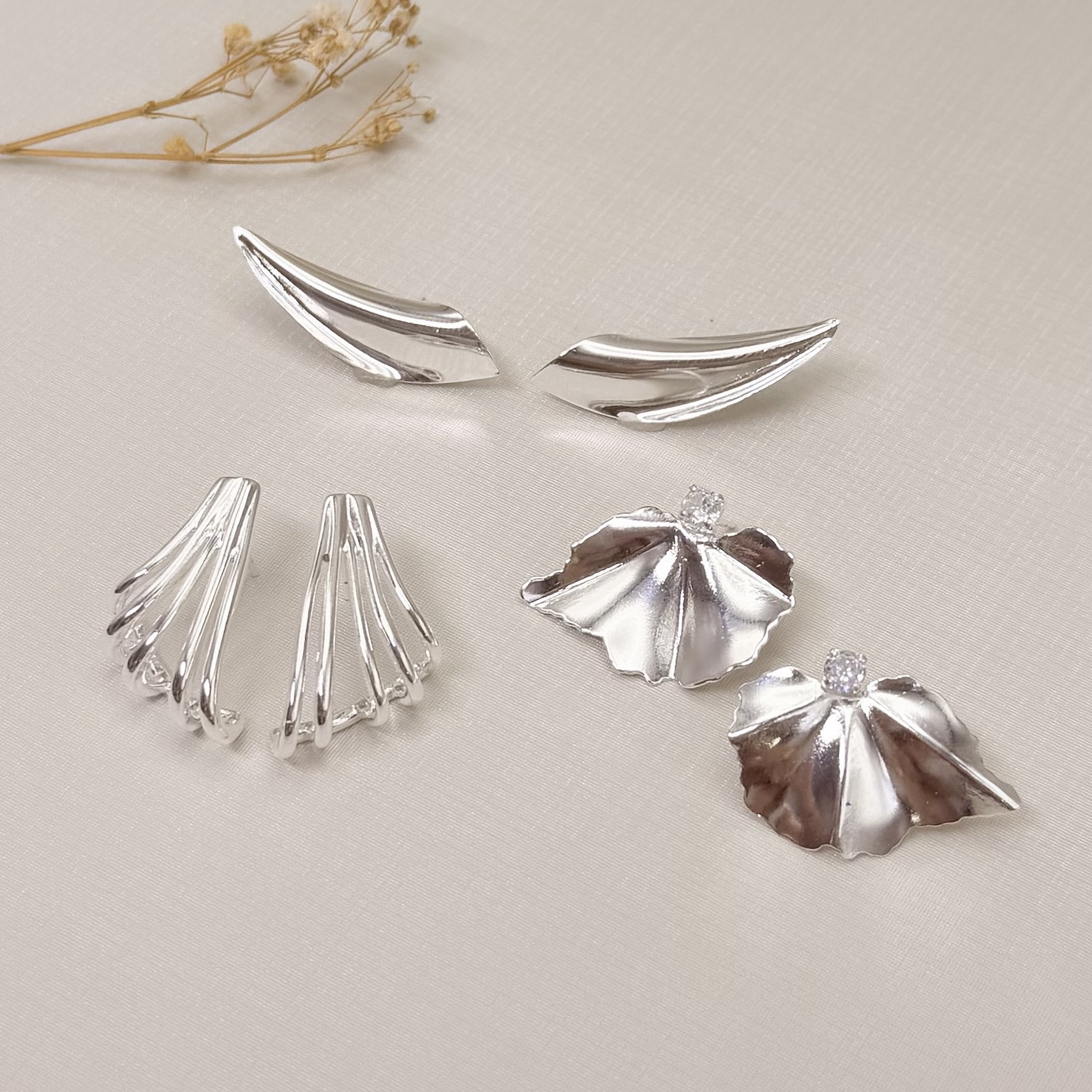 06.1320.0.S - Ear-cuff asa lisa com desenho curvado.