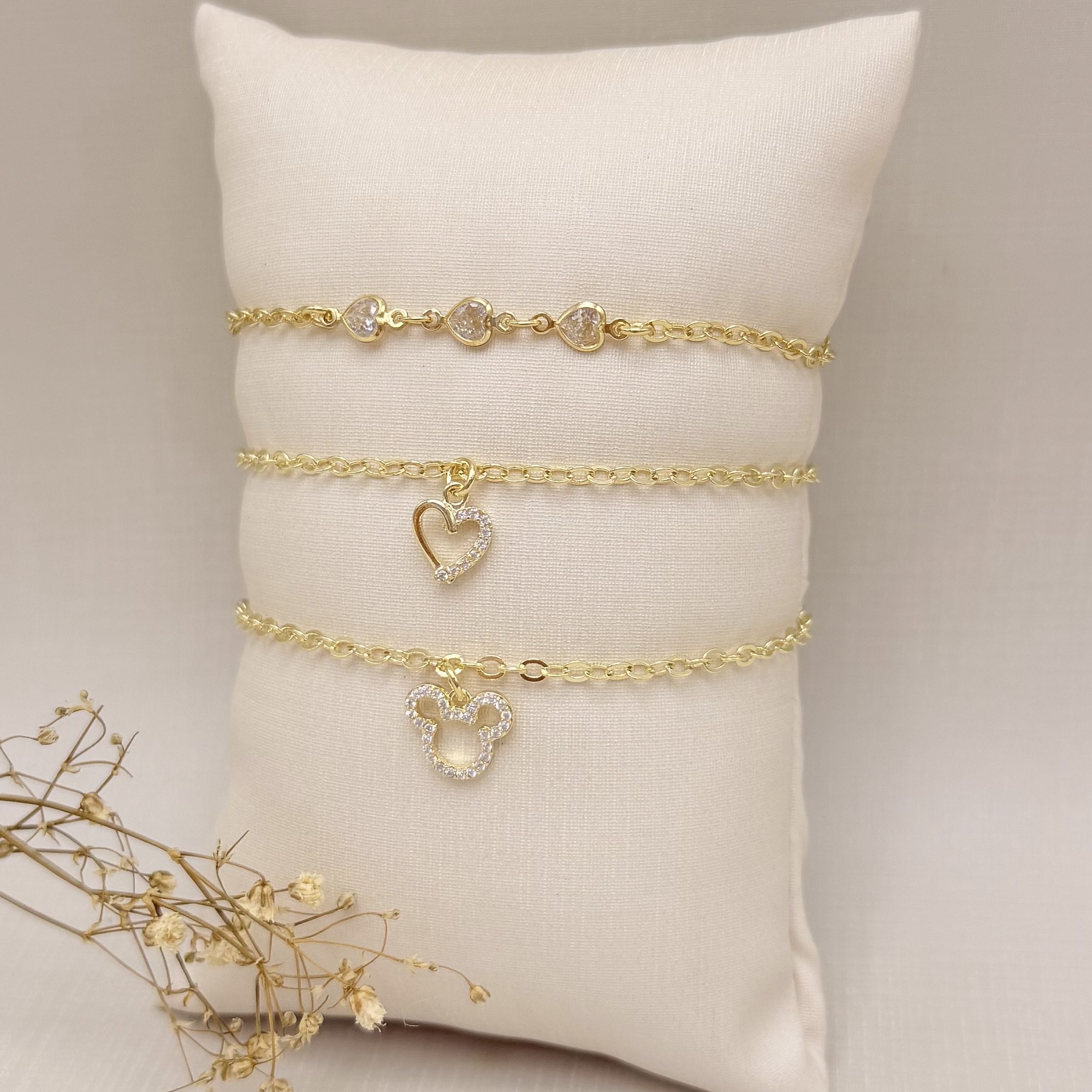 12.2239.1.O - Pulseira de elo americano e pingente silhueta de Mickey cravejado