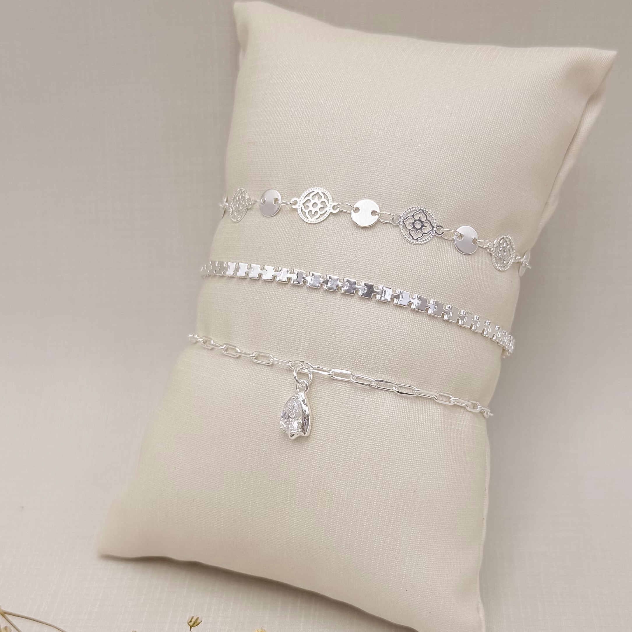 12.2246.1.S - Pulseira de elo insp. Cartier com pingente de zircônia em gota com borda orgânica