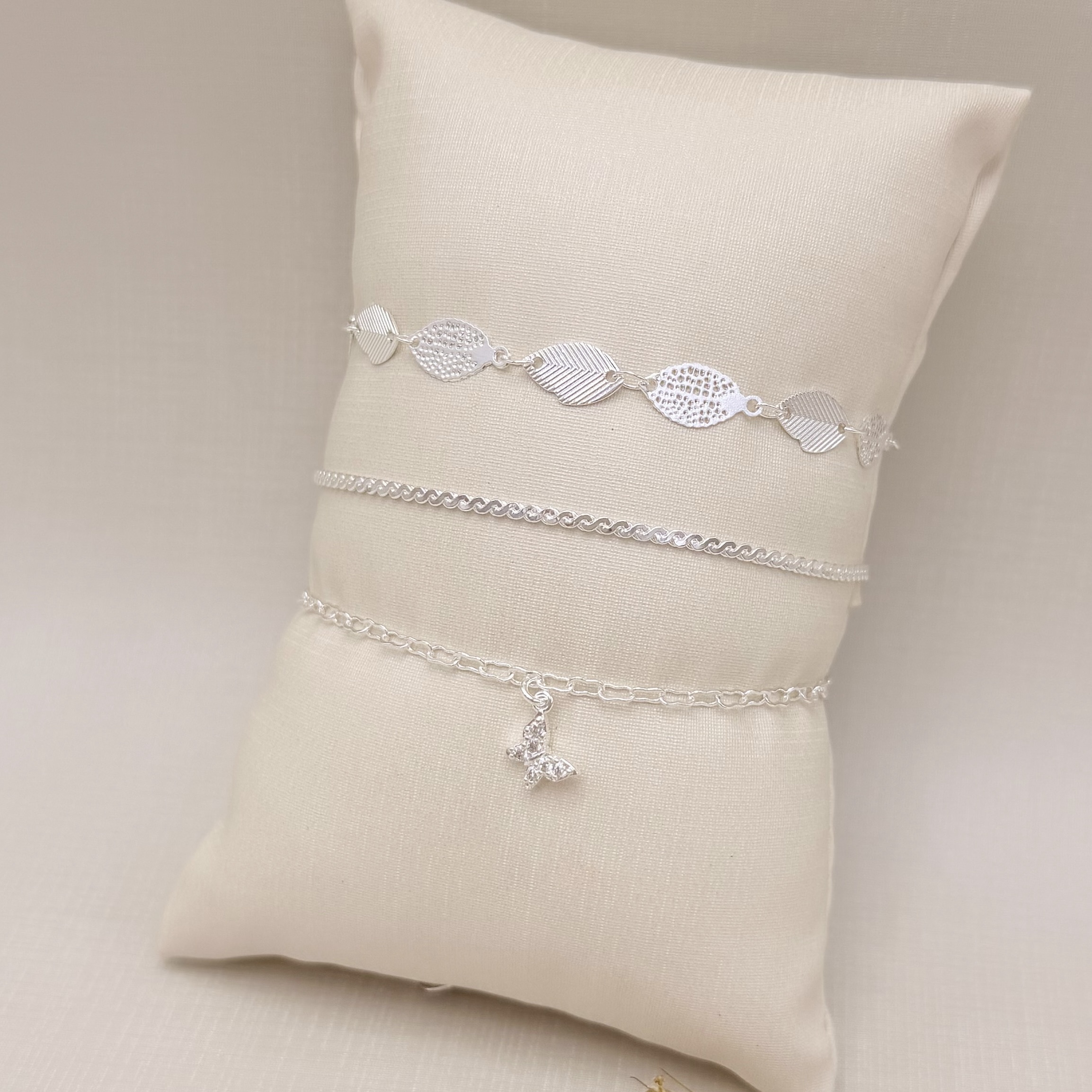 12.2248.0.S - Pulseira de folhas intercaladas entre folhas lisas e folhas secas.