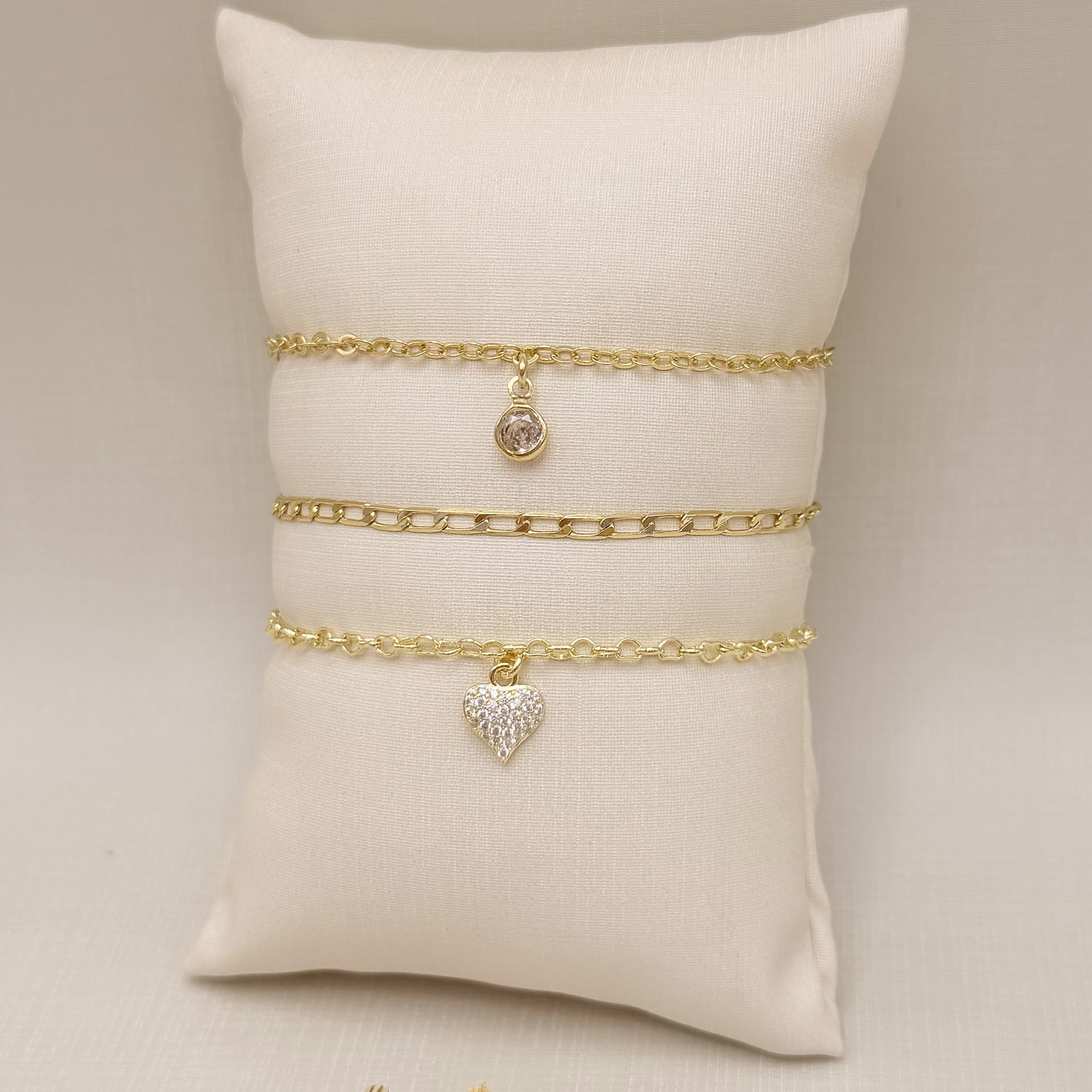 12.2251.1.O - Pulseira de elo americano com pingente ponto de luz cravação inglesa.