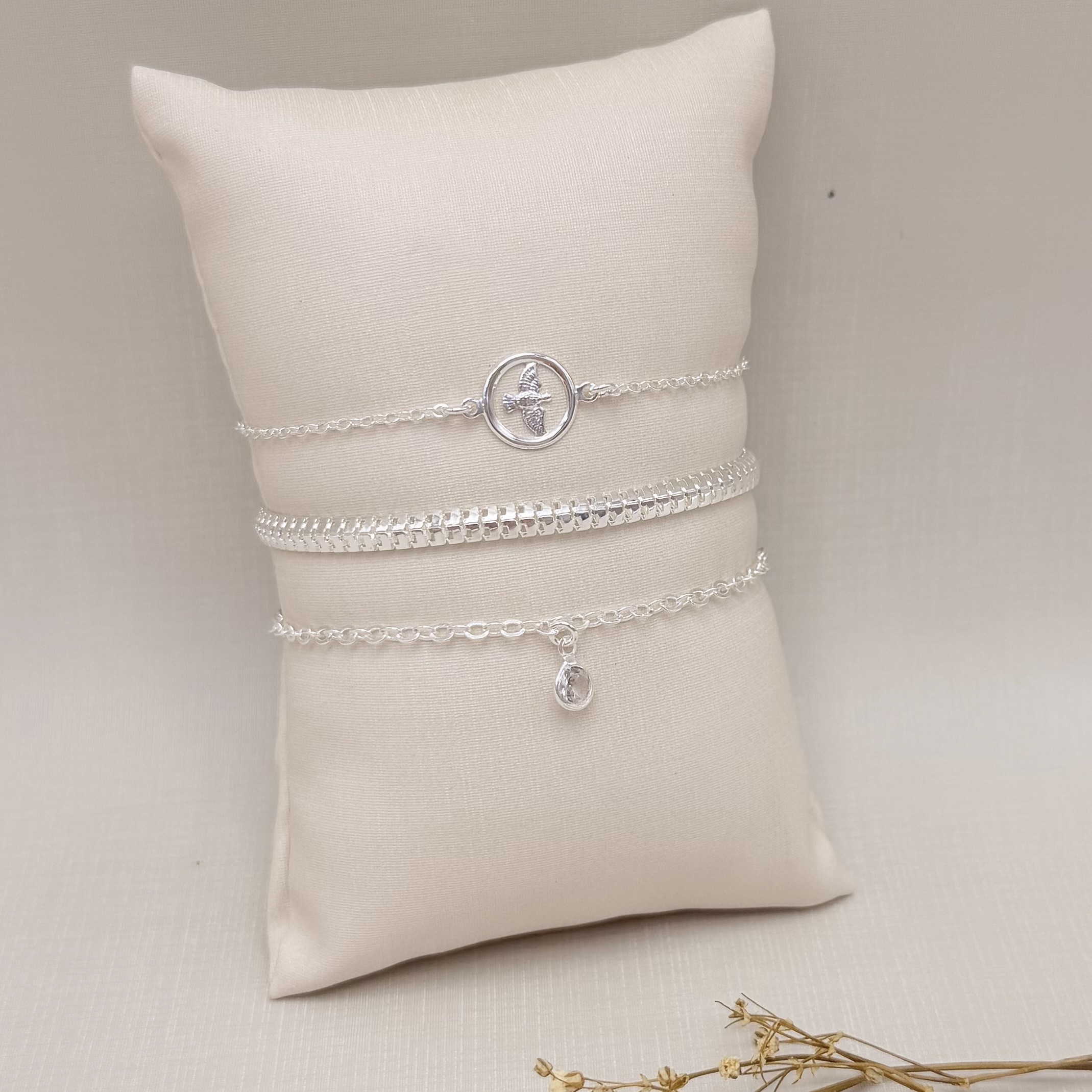 12.2251.1.S - Pulseira de elo americano com pingente ponto de luz cravação inglesa.