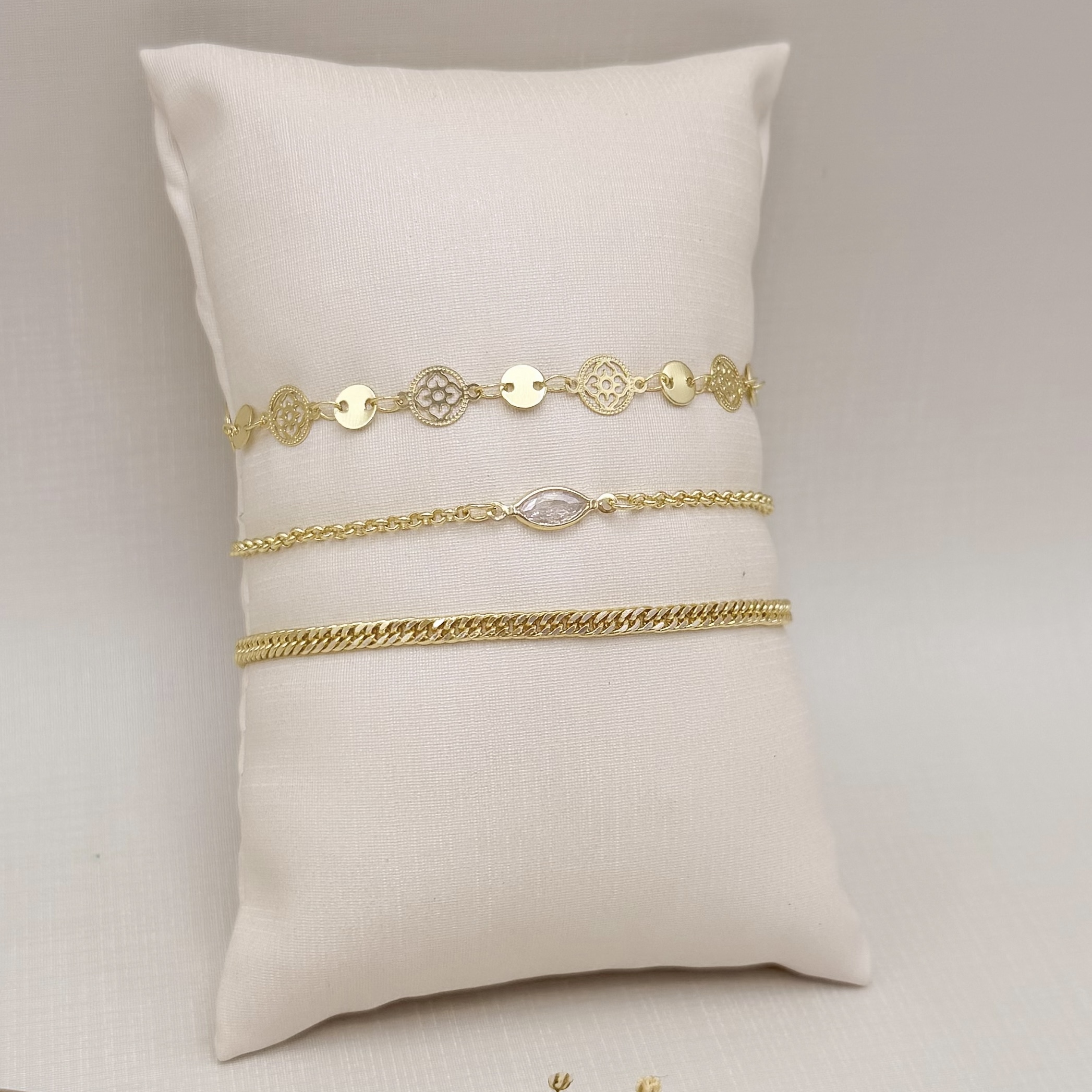 12.2253.1.O - Pulseira elo português com entremeio de zircônia navete cravação inglesa.