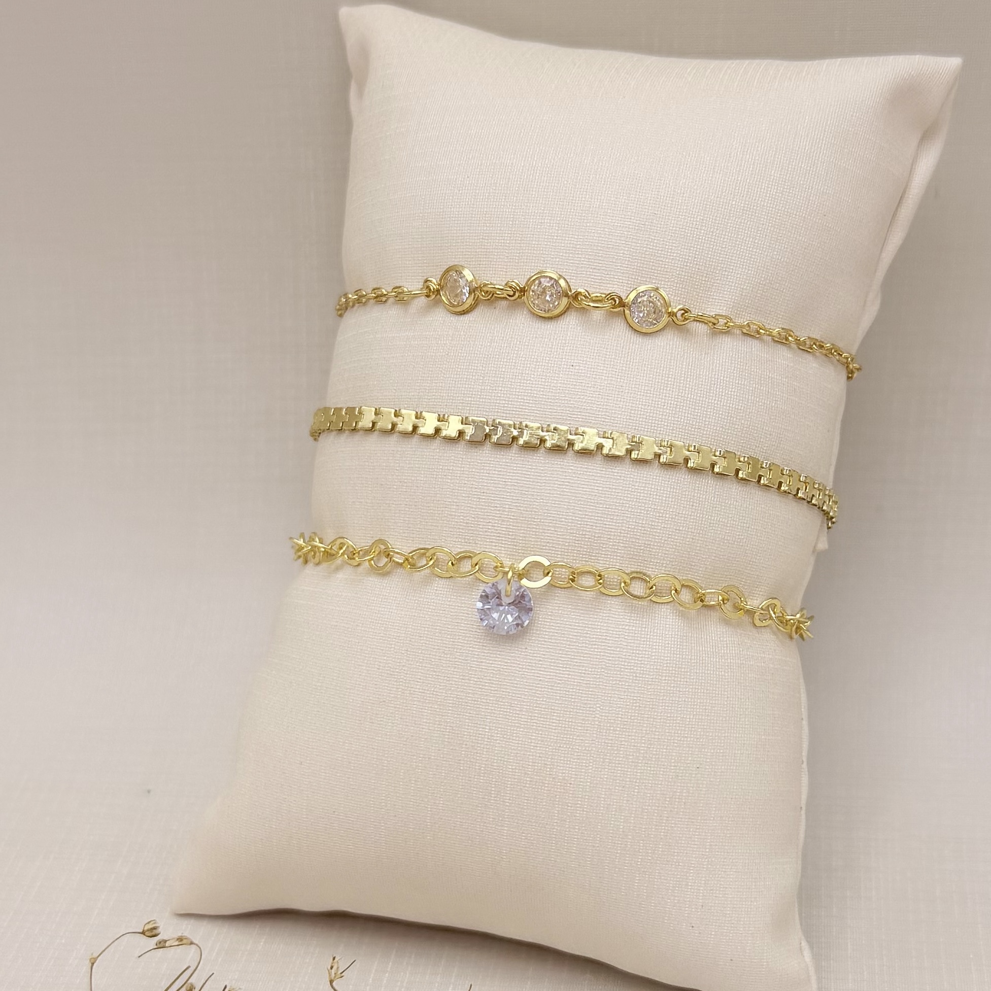 12.2259.1.O - Pulseira elo insp. Cartier com três ponto de luz em cravação inglesa.