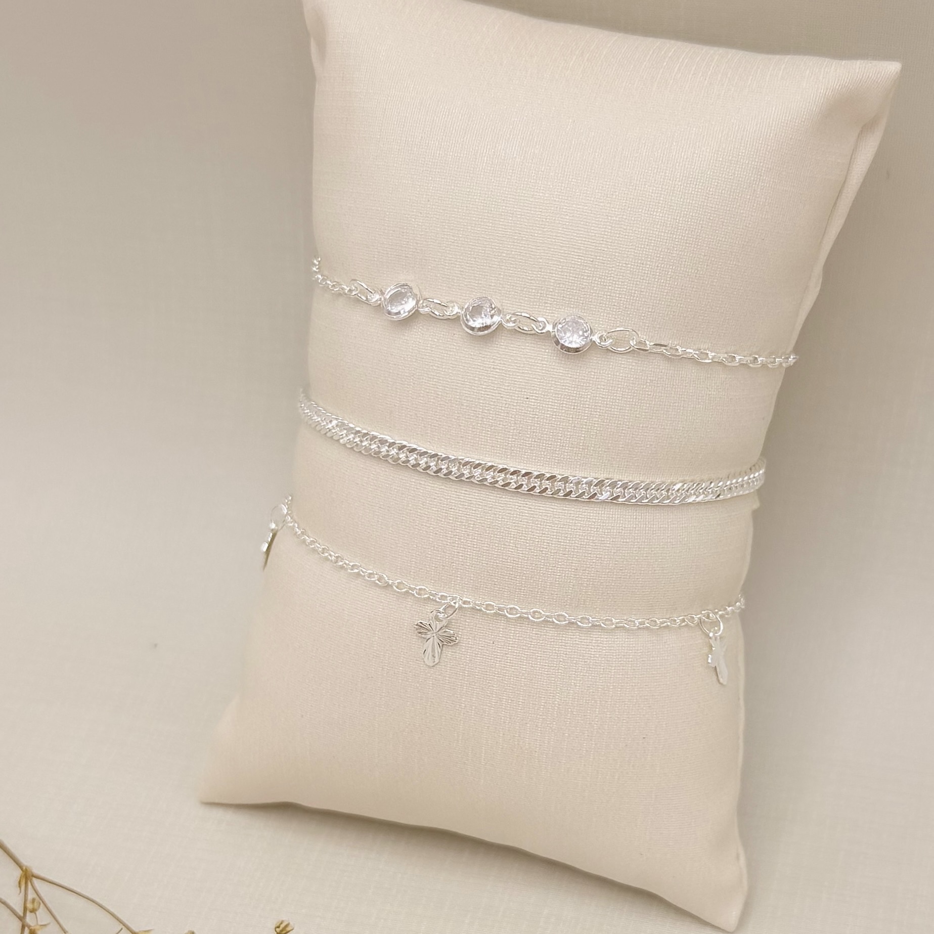 12.2259.1.S - Pulseira elo insp. Cartier com três ponto de luz em cravação inglesa.