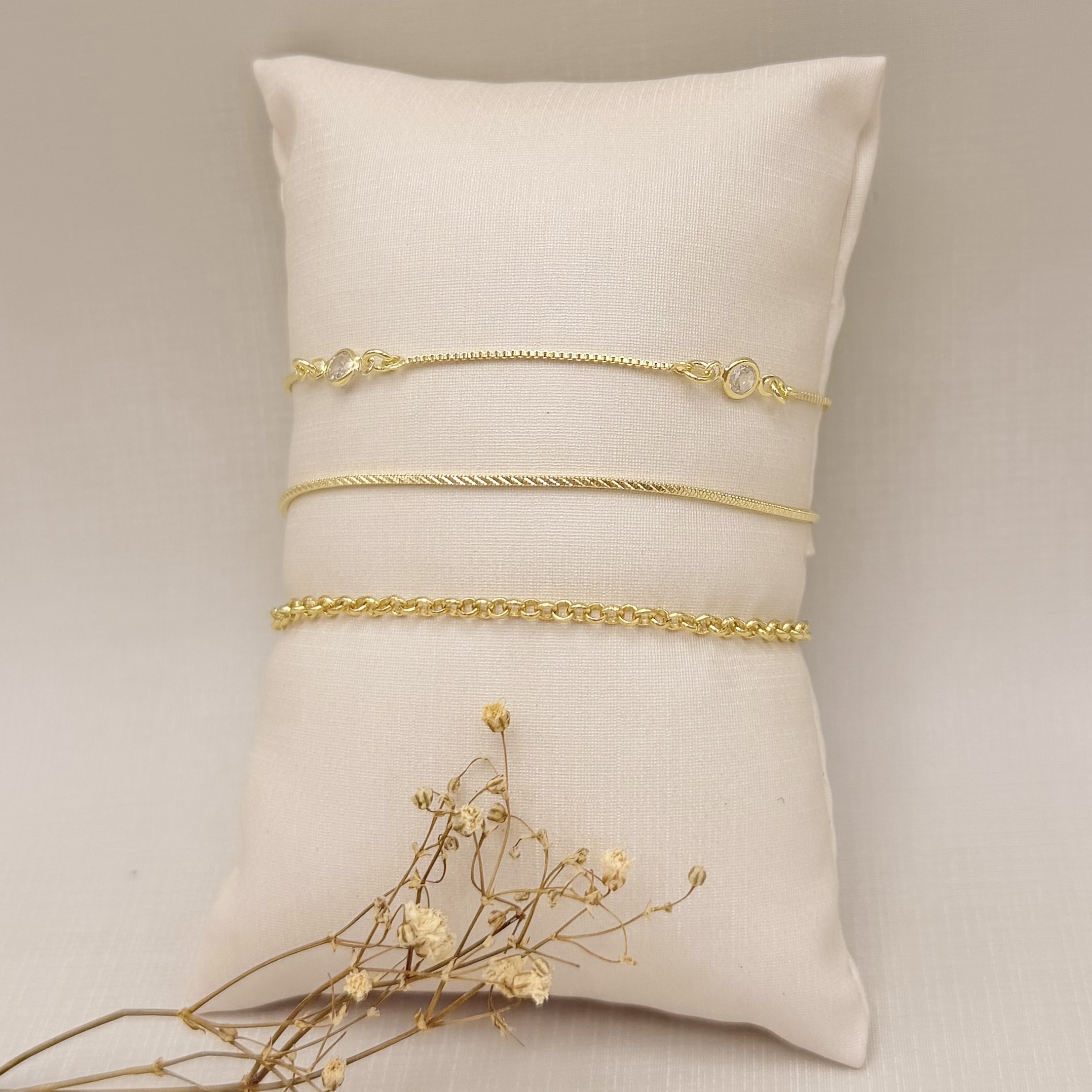 12.2266.1.O - Pulseira insp. modelo Tiffany com pontos de luz e corrente veneziana entre os pontos.