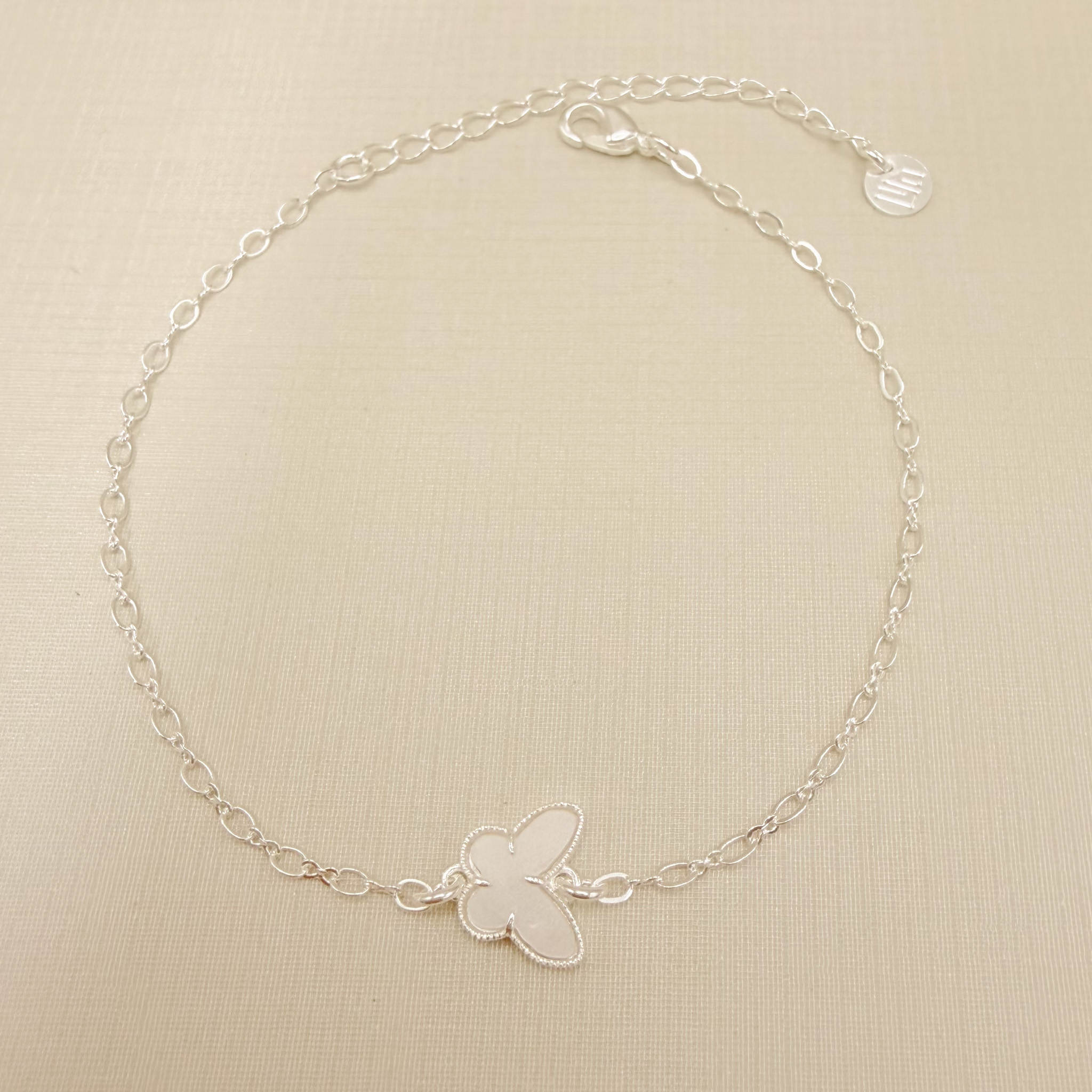 12.2275.15.S - Pulseira elo oval/infinito com entremeio borboleta de madrepérola.