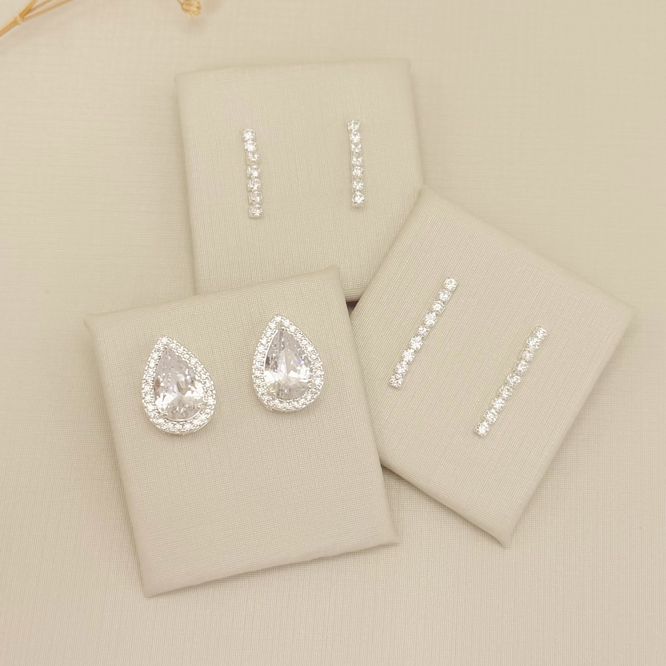 06.1321.1.S - Brinco um fio de zircônia 2,3cm