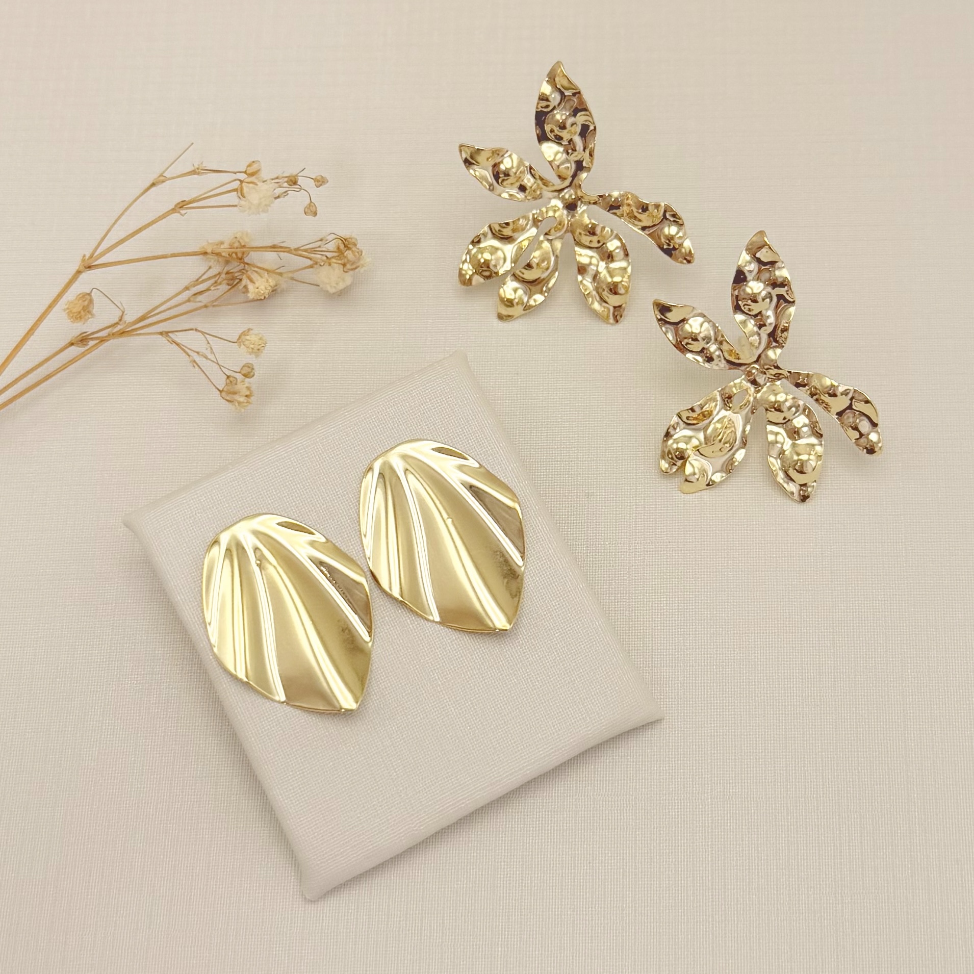 06.1323.0.O - Brinco gota invertida com detalhes na chapa em ondas, brinco orgânico.