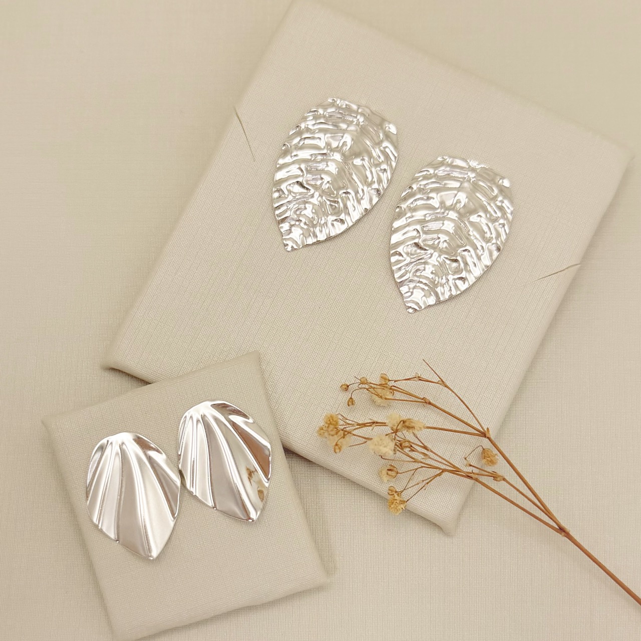 06.1323.0.S - Brinco gota invertida com detalhes na chapa em ondas, brinco orgânico.