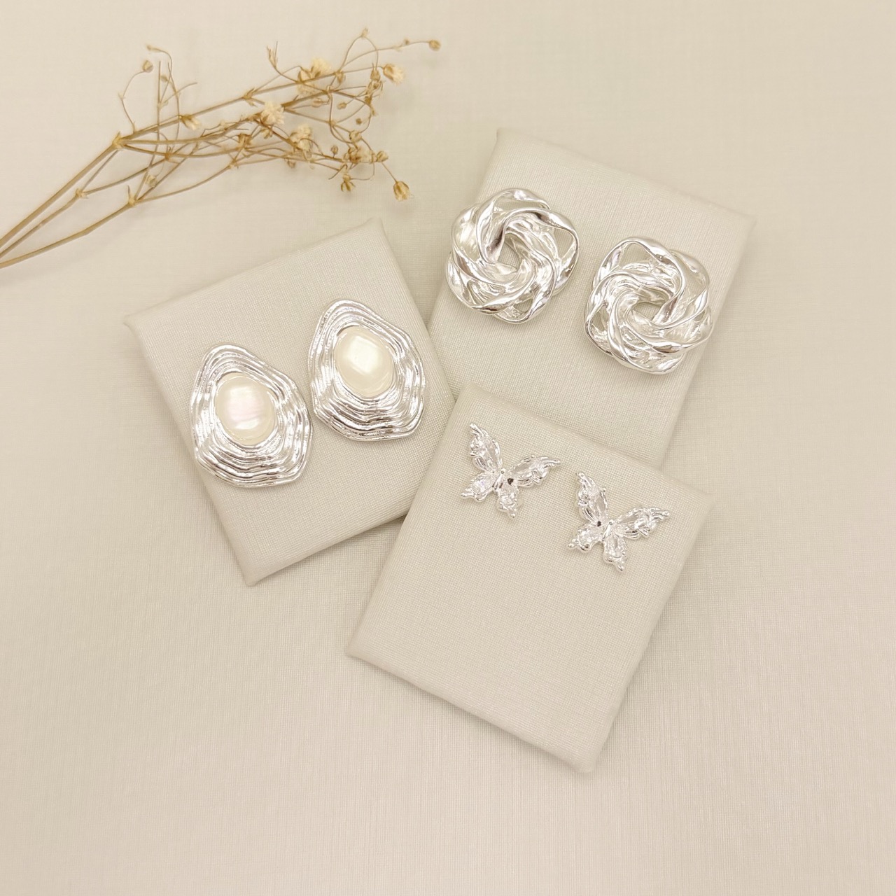 07.2843.1.S - Brinco de borboleta com zircônias gota nas asas e arabescos nas pontas das asas.