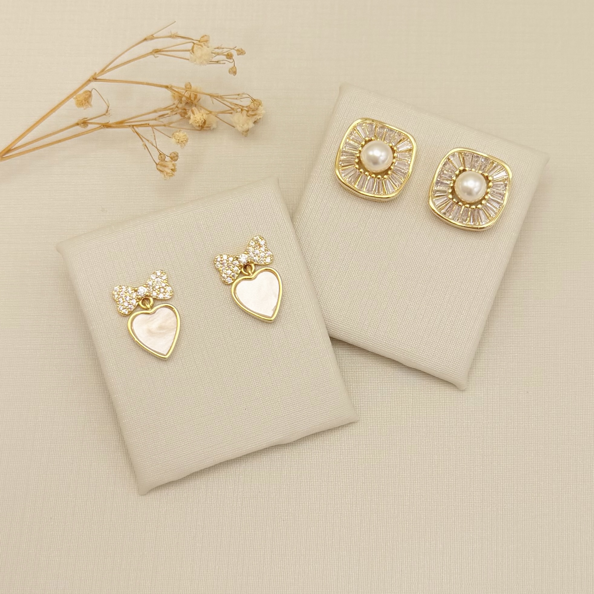 06.1330.15.O - Brinco base laço cravejado e pingente de coração em madrepérola.