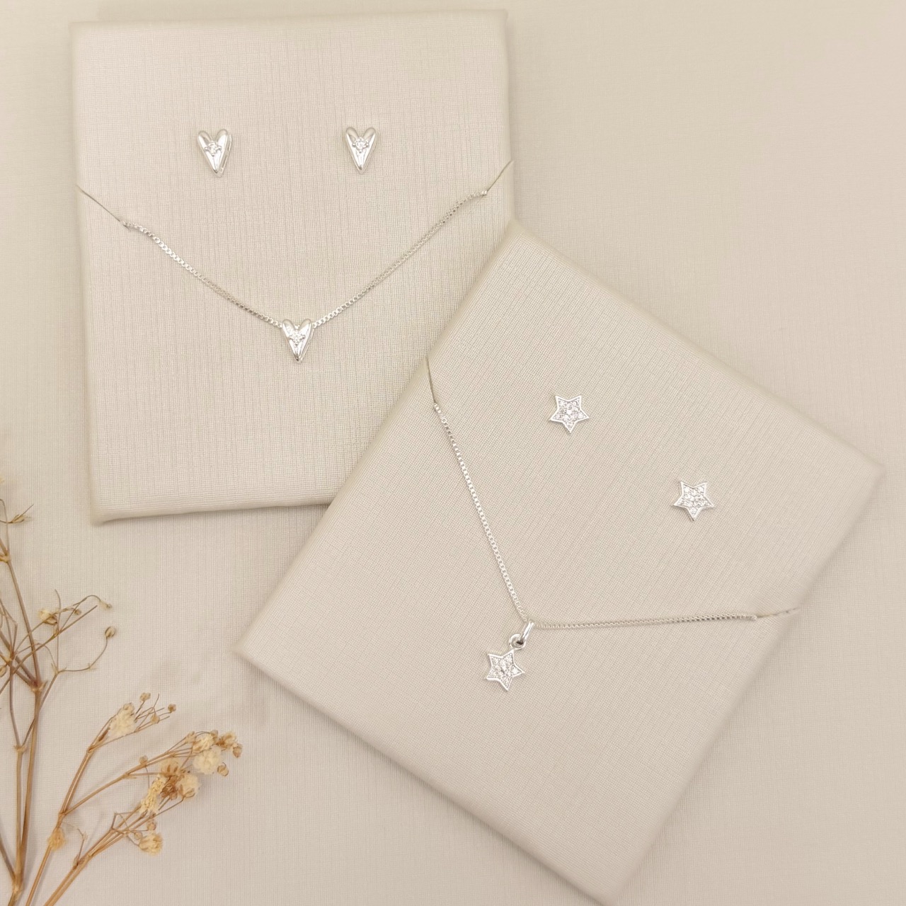 08.0613.1.S - Conjunto estrela 7mm cravejada com mini estrela lisa no centro