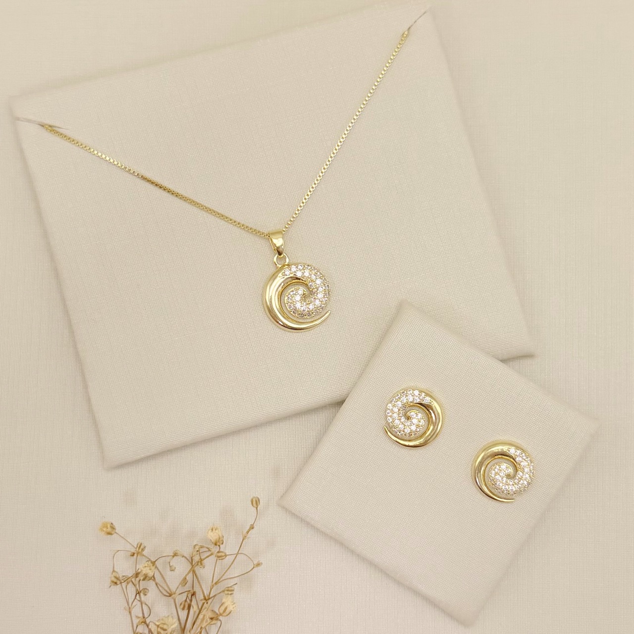 07.2844.1.O - Brinco espiral meio cravejado.