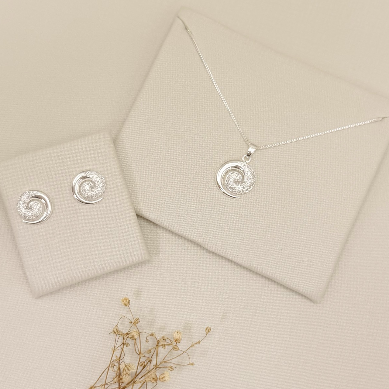 07.2844.1.S - Brinco espiral meio cravejado.