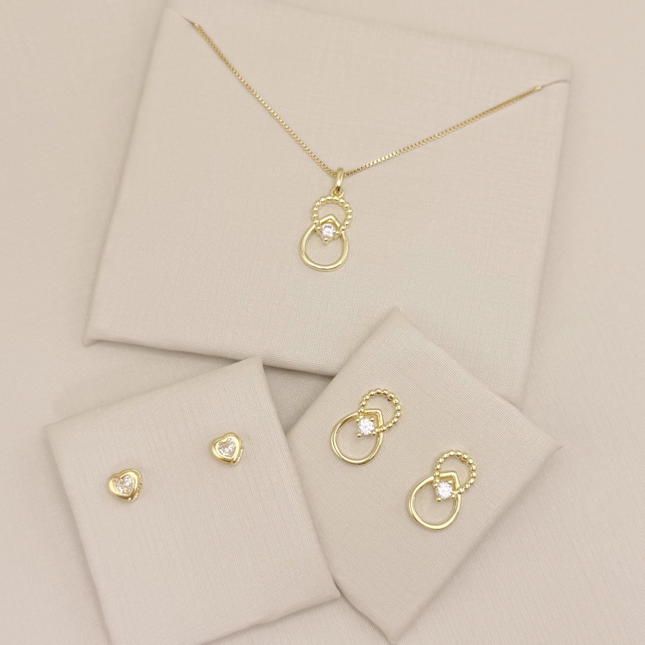 07.2845.1.O - Brinco de coração 6mm em cravação inglesa.