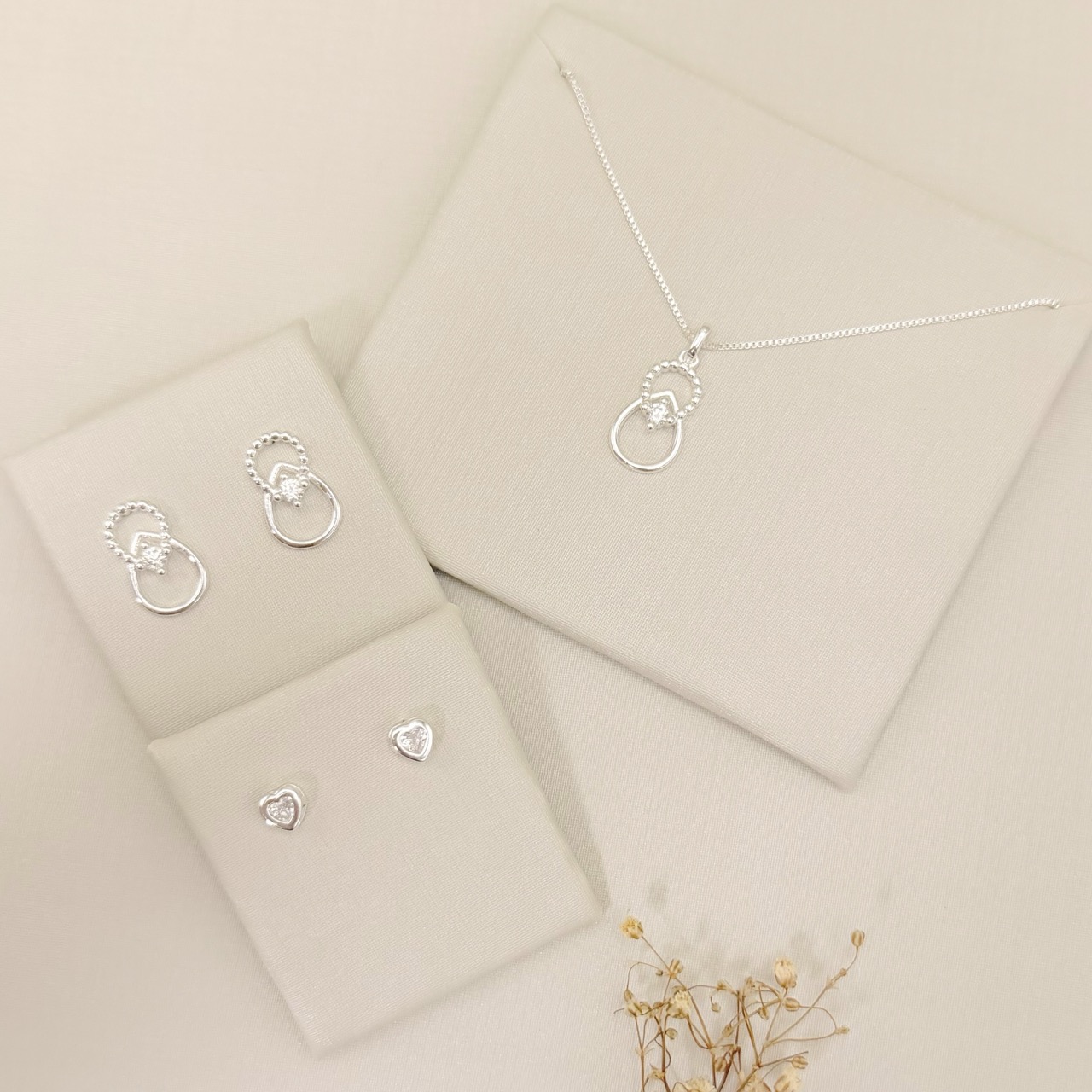 07.2845.1.S - Brinco de coração 6mm em cravação inglesa.