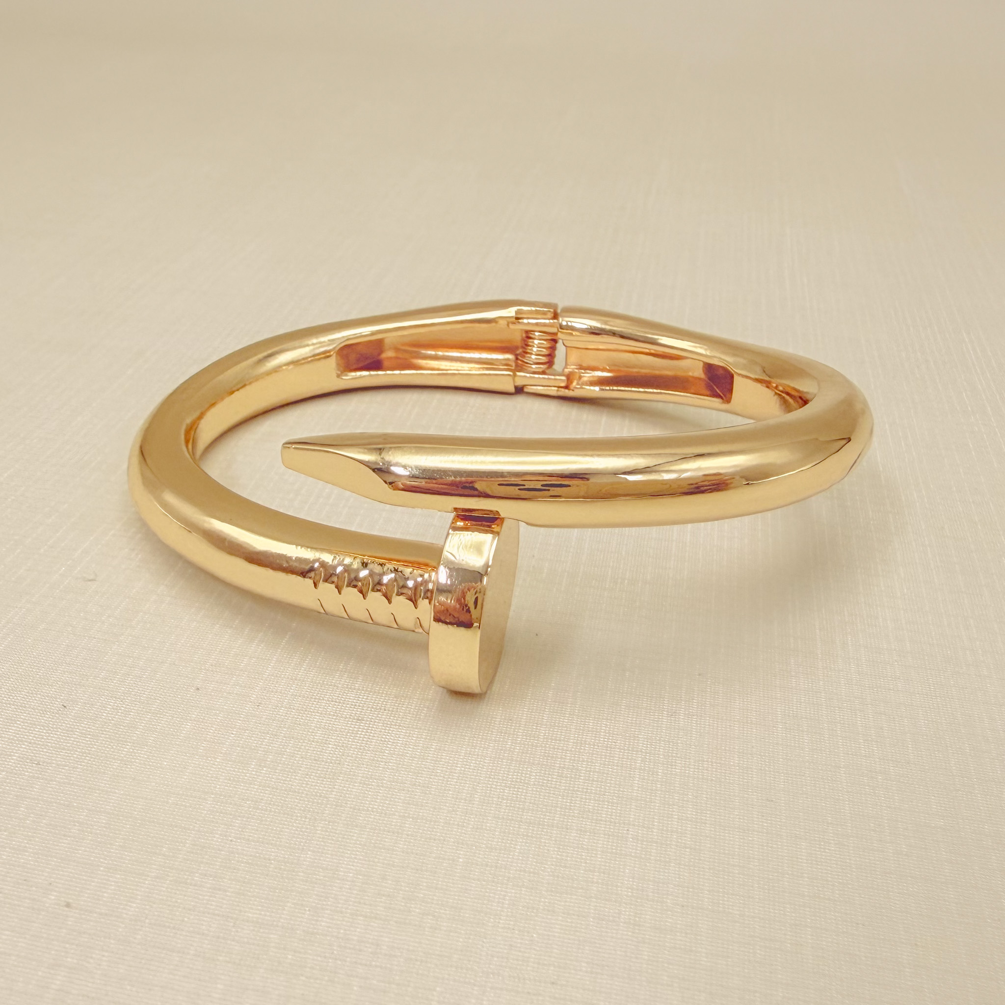 04.0217.0.O - Bracelete de prego grosso liso.