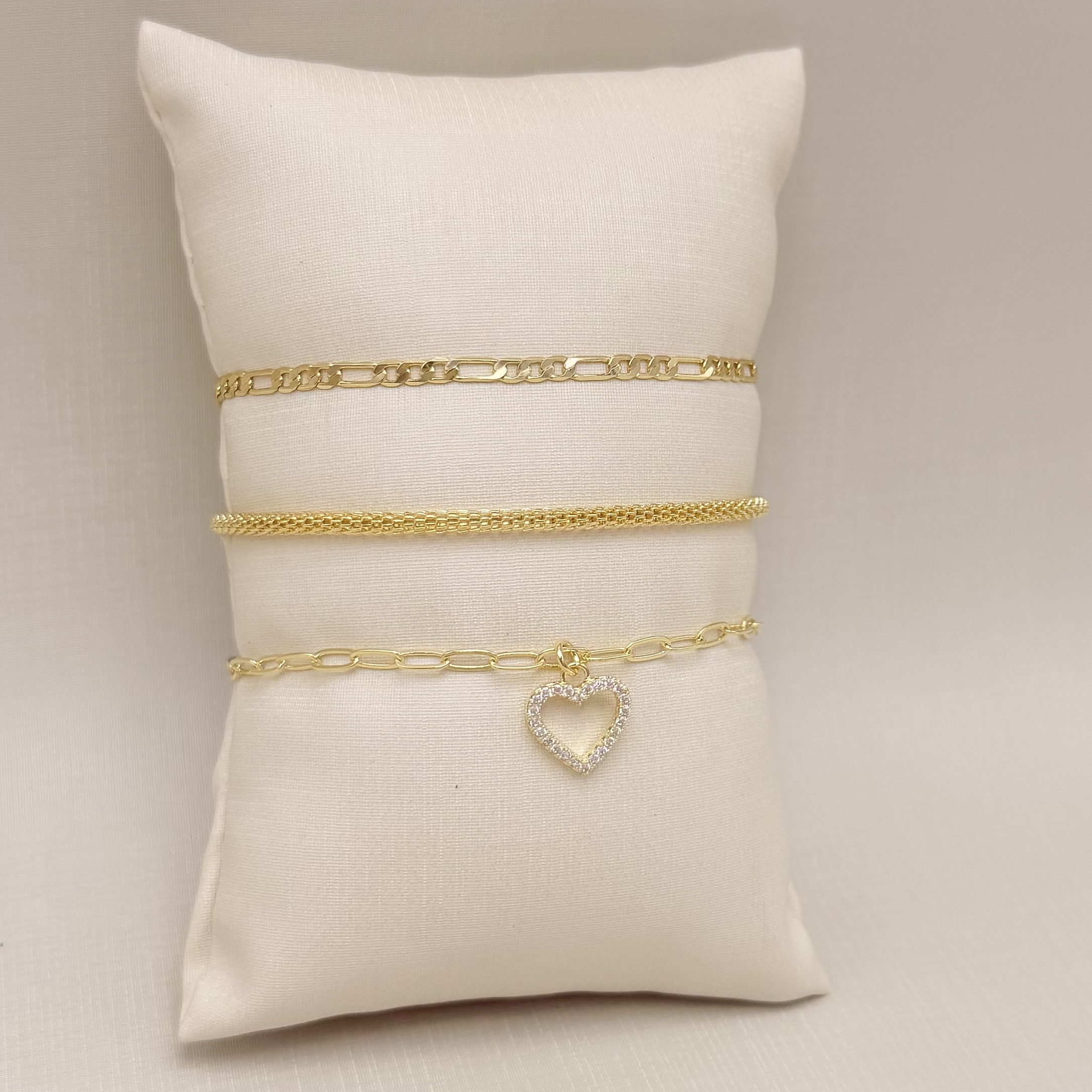 12.2272.1.O - Pulseira pingente de silhueta de coração cravejado, elo americano longo 2,5mm de espessura.