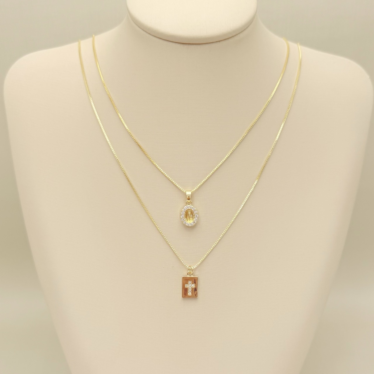 09.2425.1.O - (46cm) Colar pingente placa 8x11mm com cruz cravejada, corrente veneziana.