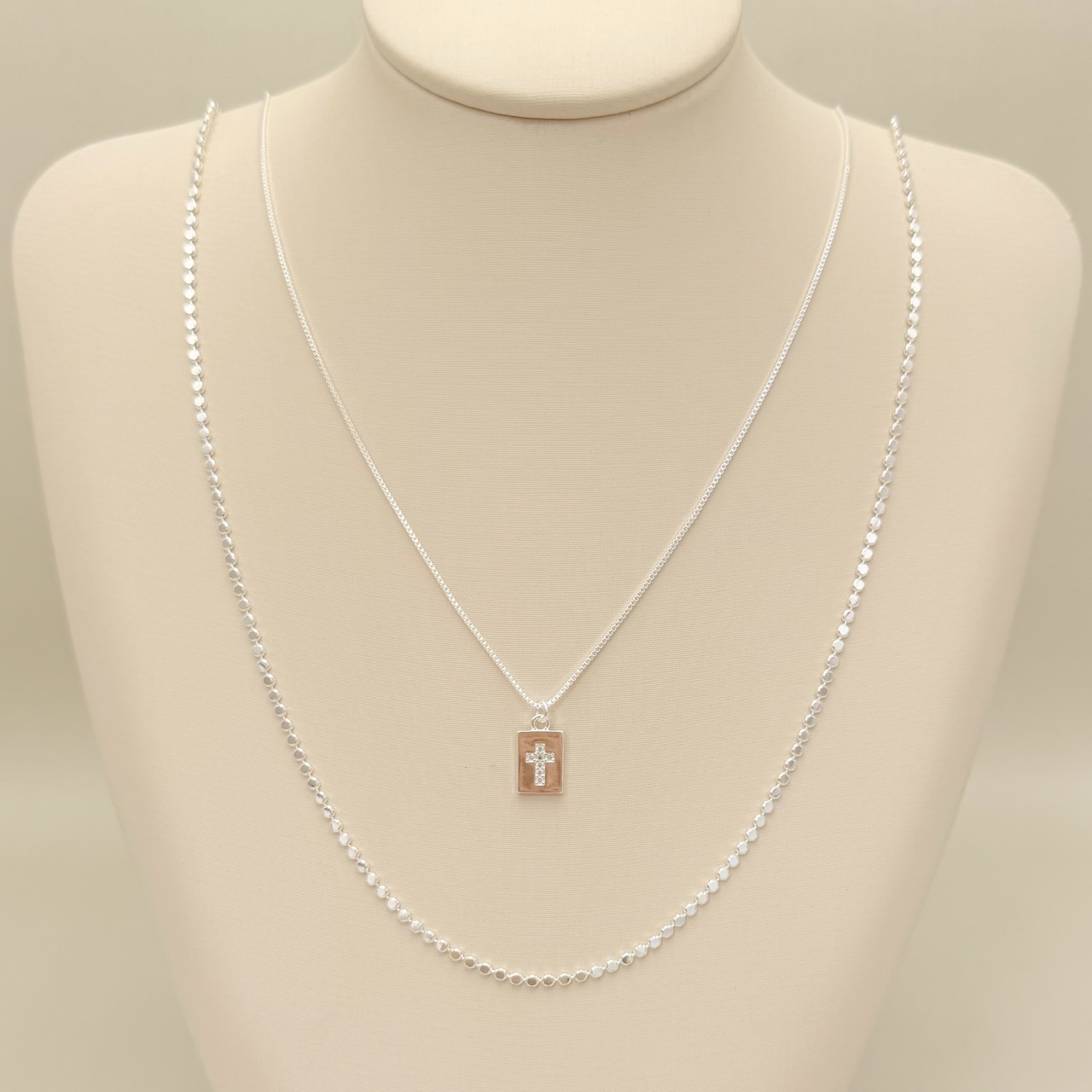 09.2425.1.S - (46cm) Colar pingente placa 8x11mm com cruz cravejada, corrente veneziana.