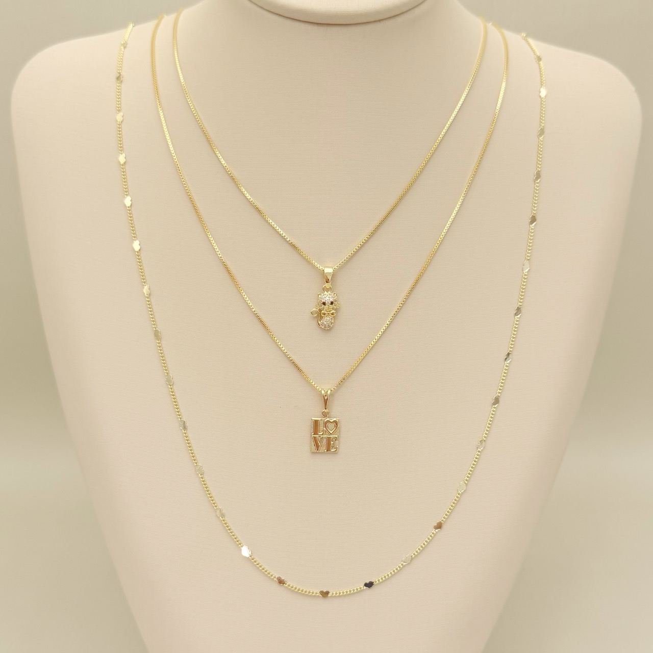 09.2427.0.O - (70cm) Colar elo groumet e plaquinhas de coração, elo groumet com 1mm de espessura.