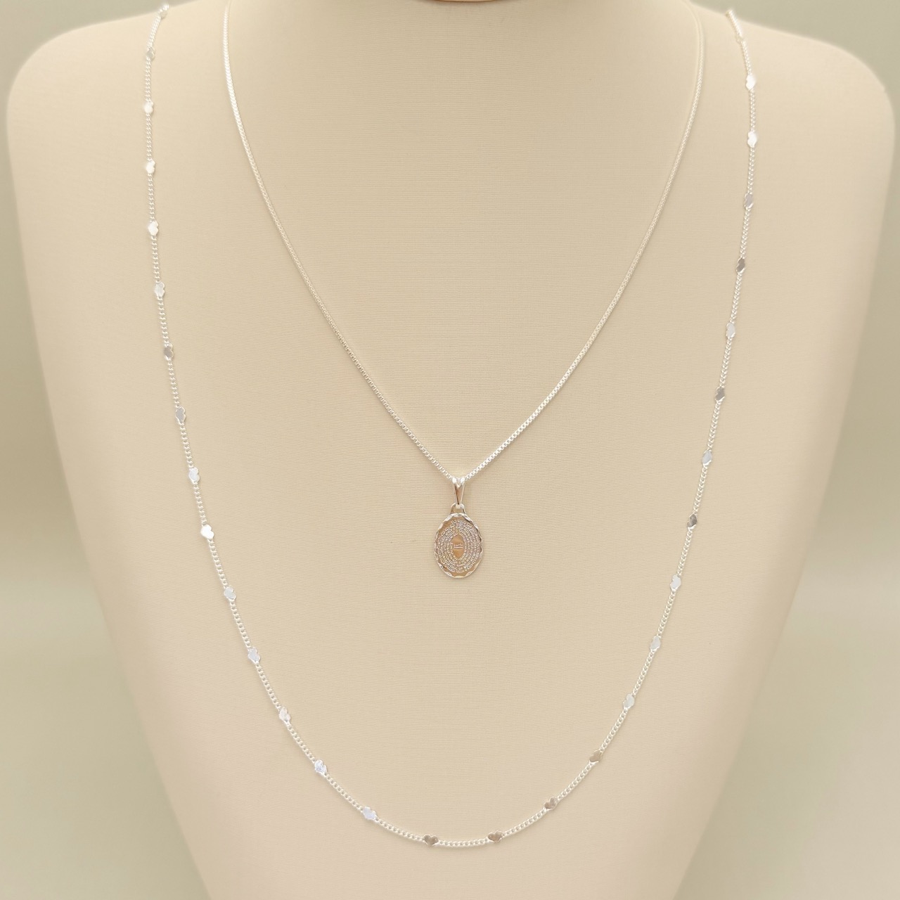 09.2427.0.S - (70cm) Colar elo groumet e plaquinhas de coração, elo groumet com 1mm de espessura.